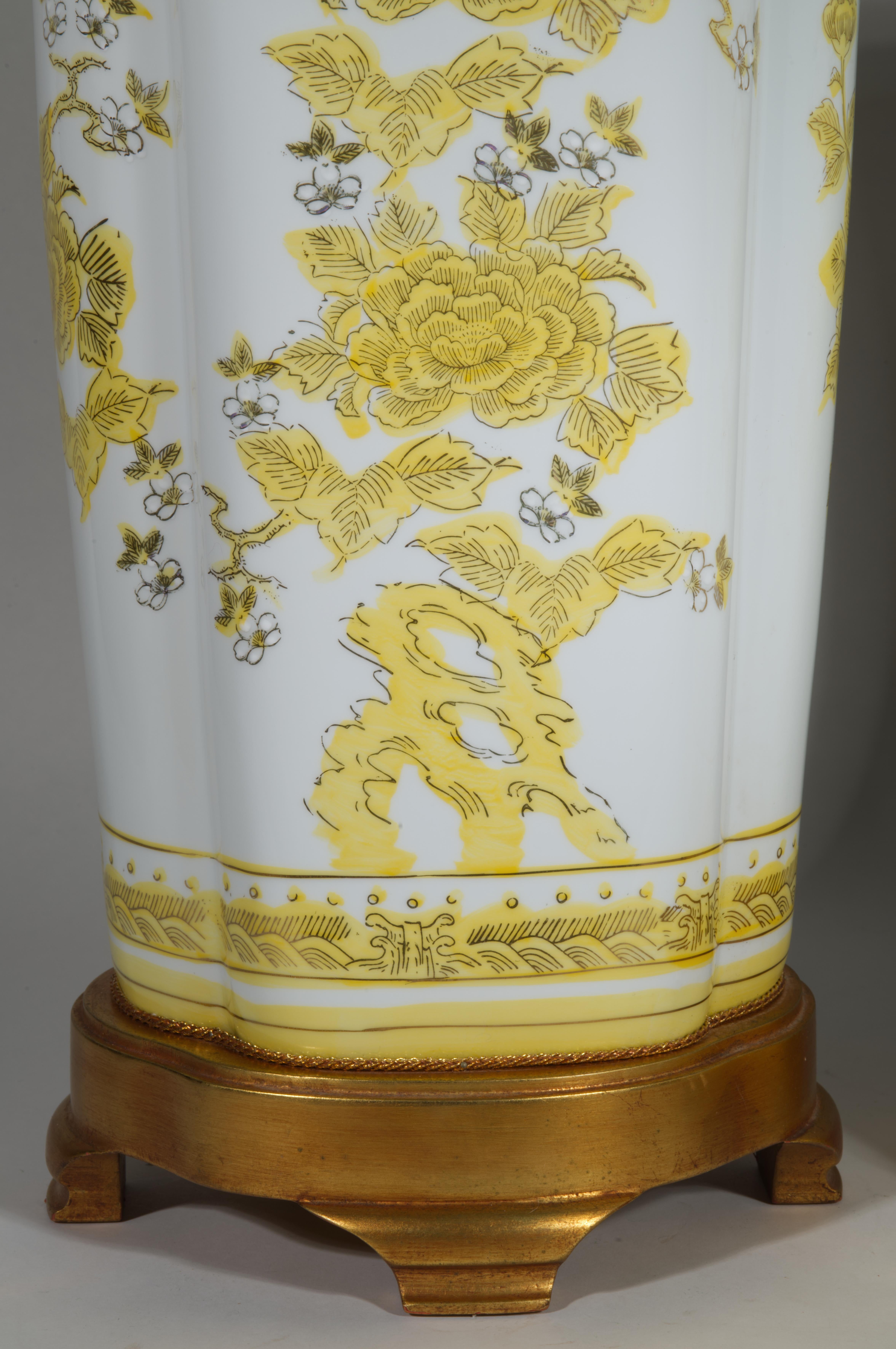 Marbro Pair of Large Chinoiserie Urn Table Lamps with Imari Decor In Good Condition For Sale In Clifton Springs, NY