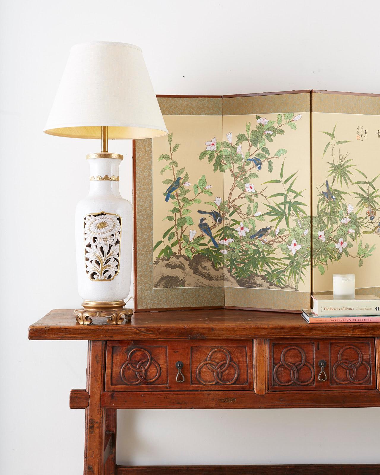 Grande lampe de table en forme de vase en céramique dorée par paquet, fabriquée par Marbro. Il s'agit d'un grand vase en céramique dont le corps est percé et décoré d'un motif floral sur chaque côté. Accentué avec de la dorure sur le col et la lèvre