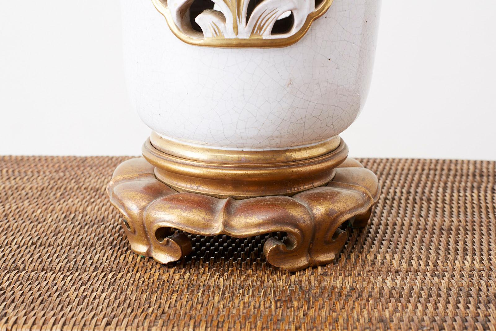 Américain Lampe de bureau vase en céramique dorée à la feuille Marbro en vente