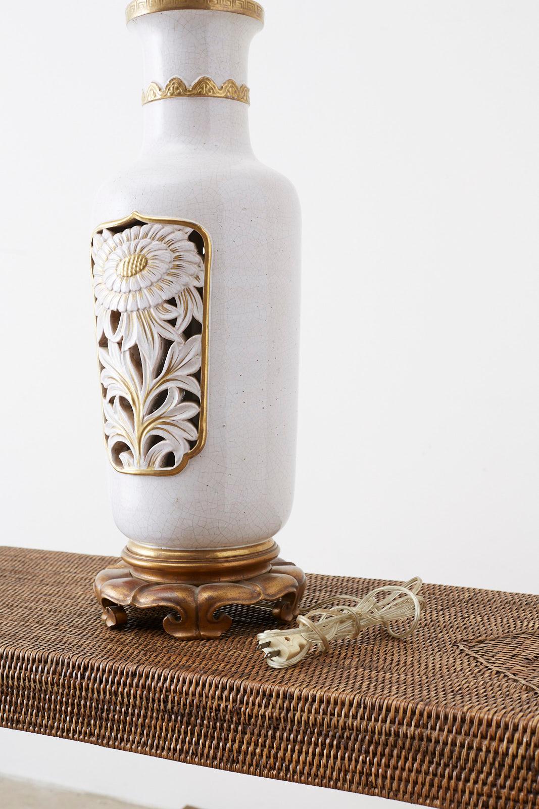 Laiton Lampe de bureau vase en céramique dorée à la feuille Marbro en vente