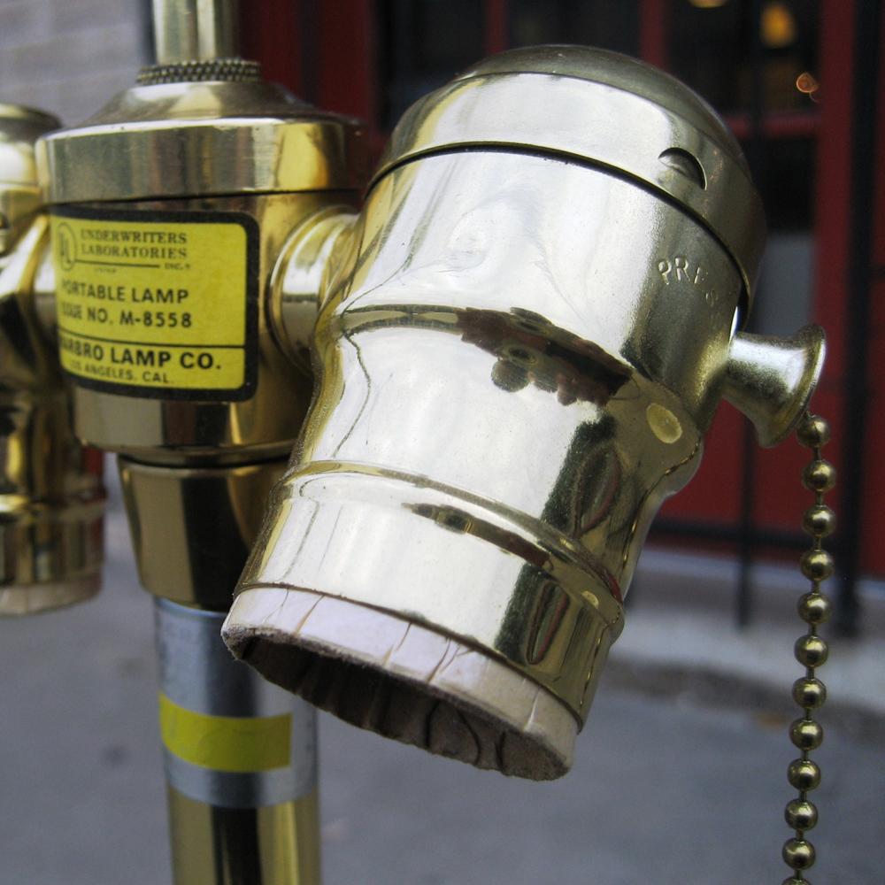 Américain Lampe en laiton côtelé Marbro en vente
