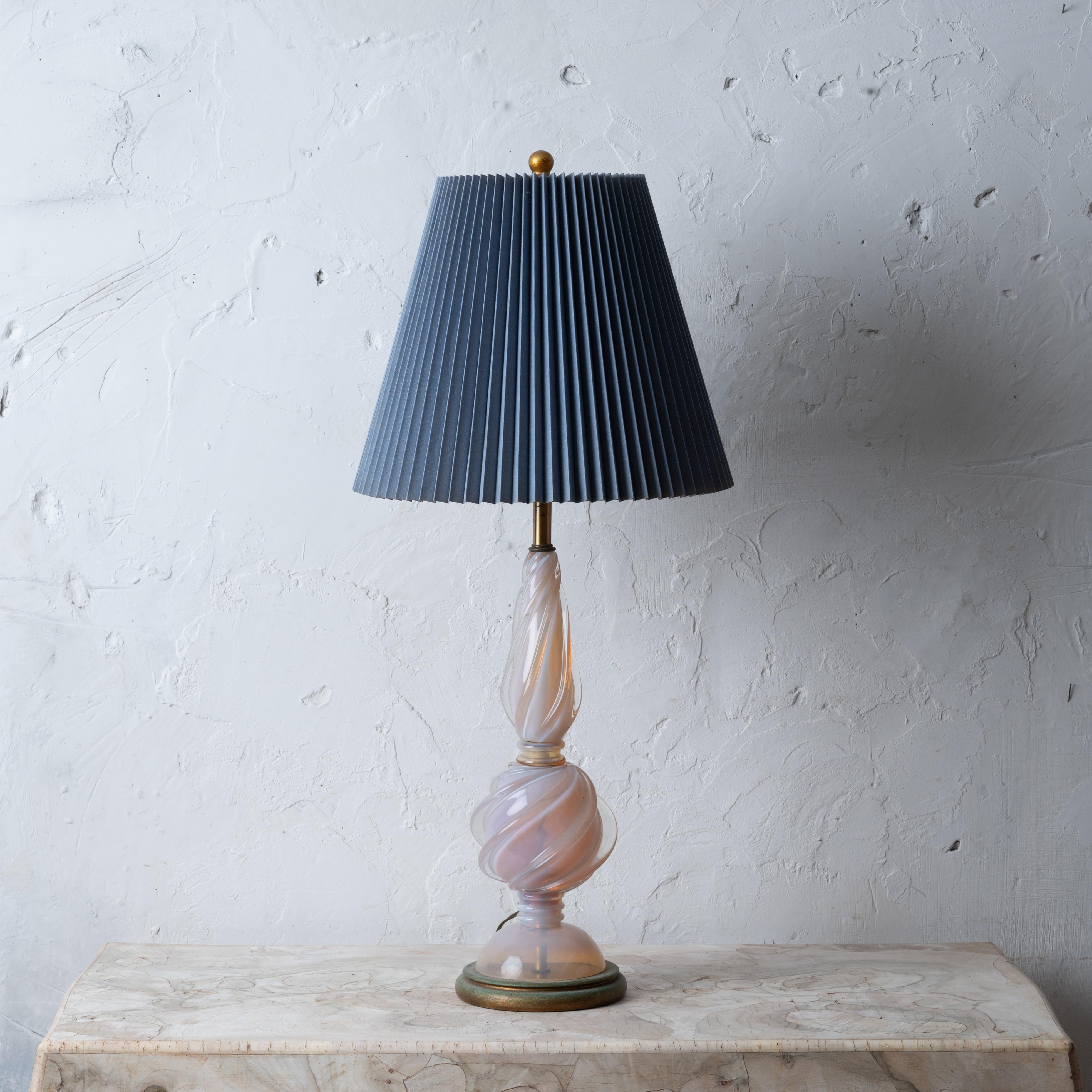 Lampe en verre Murano de Seguso pour Marbro Lamp Company, années 1960.
Tonalité rose opalescente.

7 pouces de large par 34 pouces de haut ;  abat-jour de 15 ½ pouces de large par 12 ¾ pouces de haut


