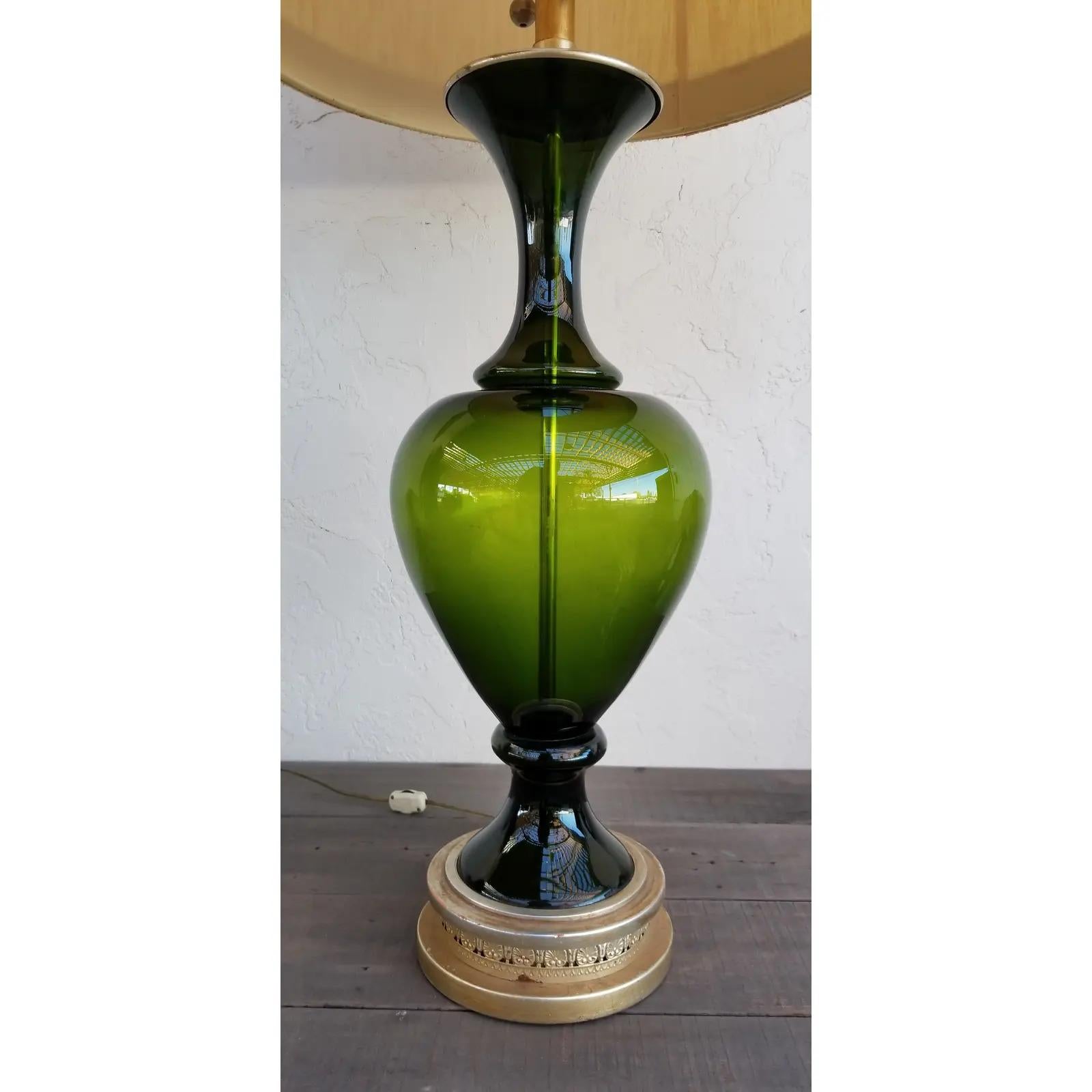 Une lampe de table Marbro en verre vert tourné, conservant son abat-jour original avec un motif de clé grecque. Excellent état d'origine. La base mesure 7 pieds de diamètre.

Marbro Lamp Company
La société a été fondée par Morris Markoff et son