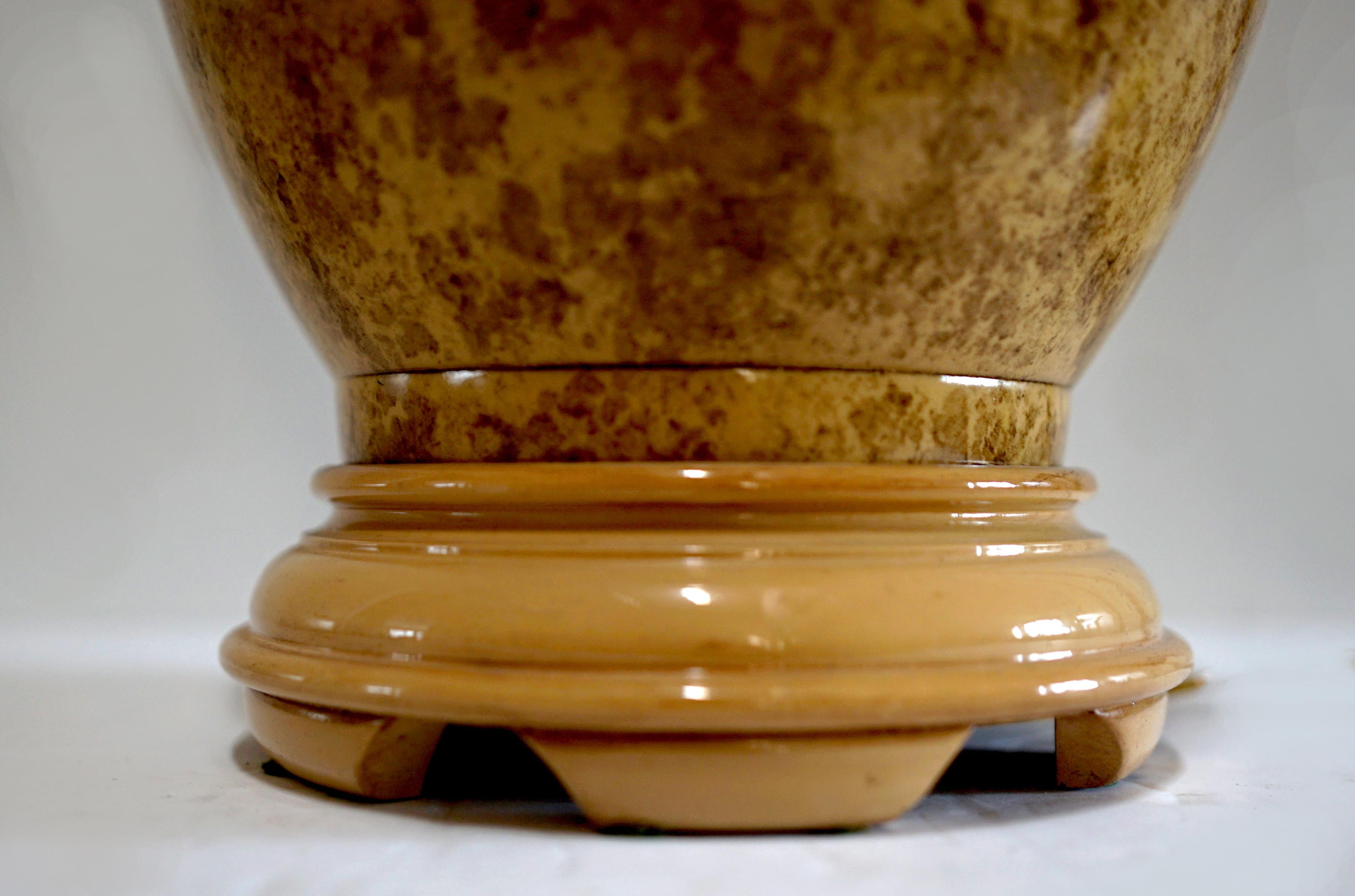 Américain Marbro - Lampe monumentale de style français vintage en céramique incisée et marbrée or en vente