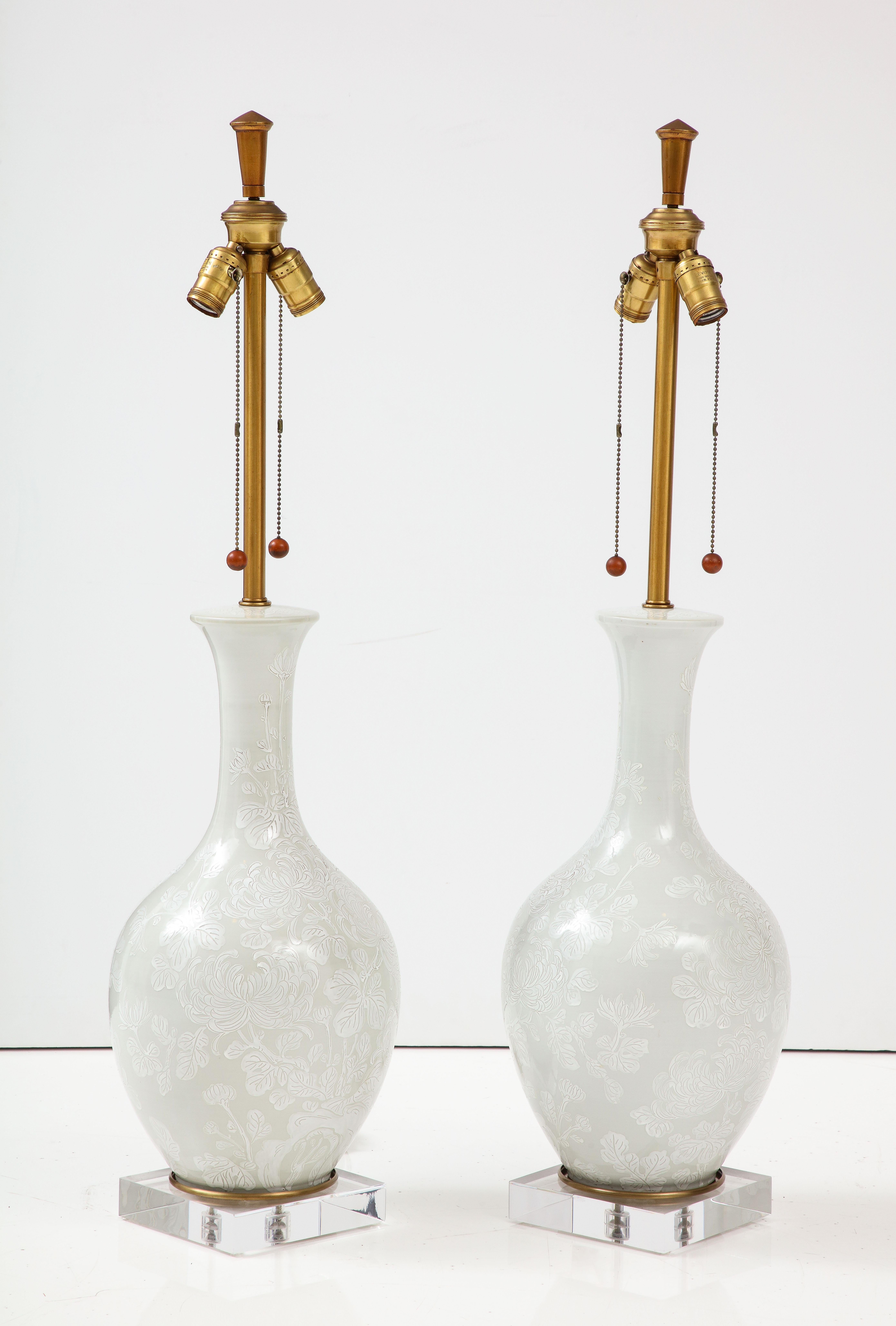 Marbro lampes en porcelaine de chrysanthèmes blanches et beiges Excellent état - En vente à New York, NY
