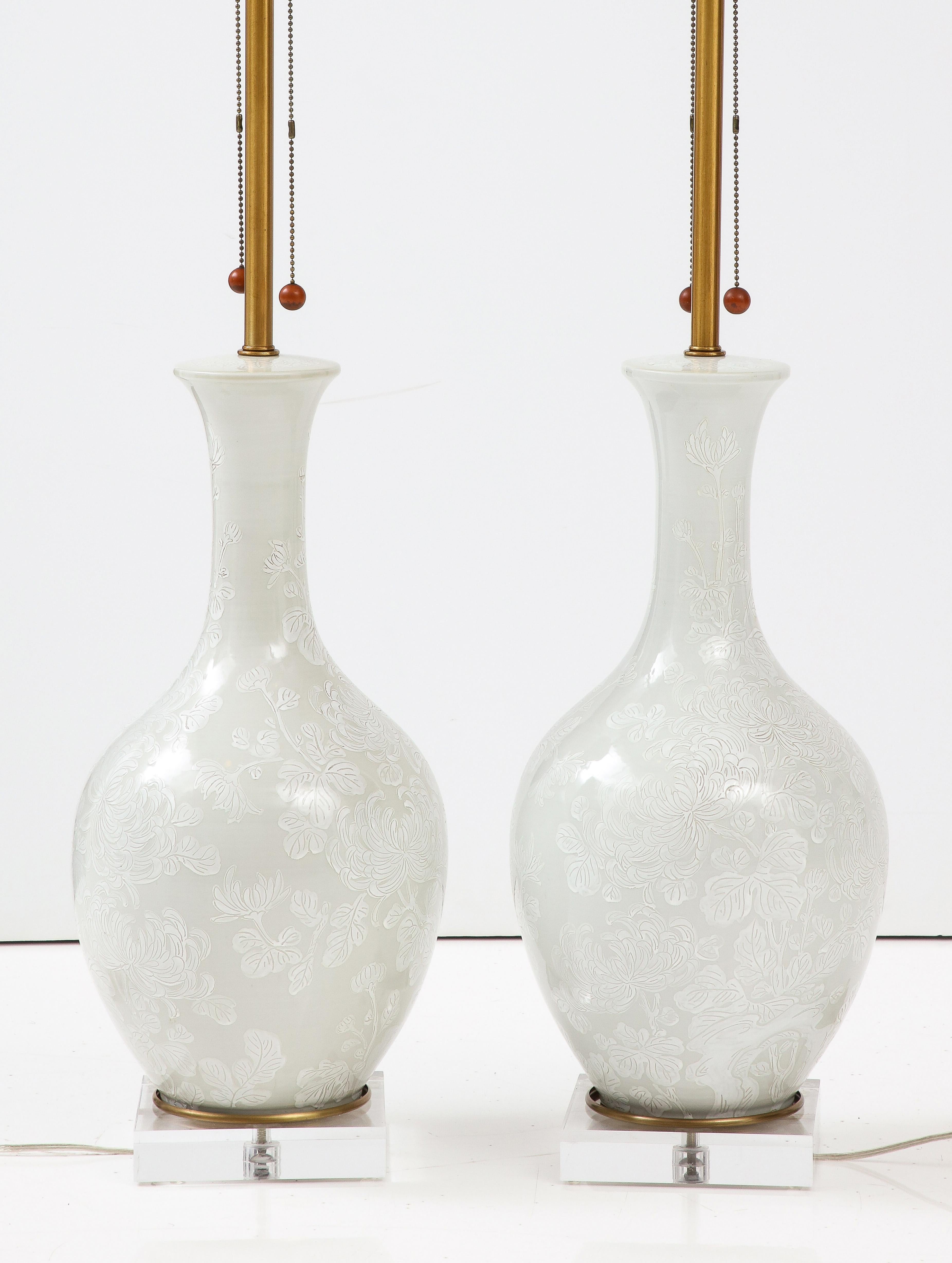 Milieu du XXe siècle Marbro lampes en porcelaine de chrysanthèmes blanches et beiges en vente