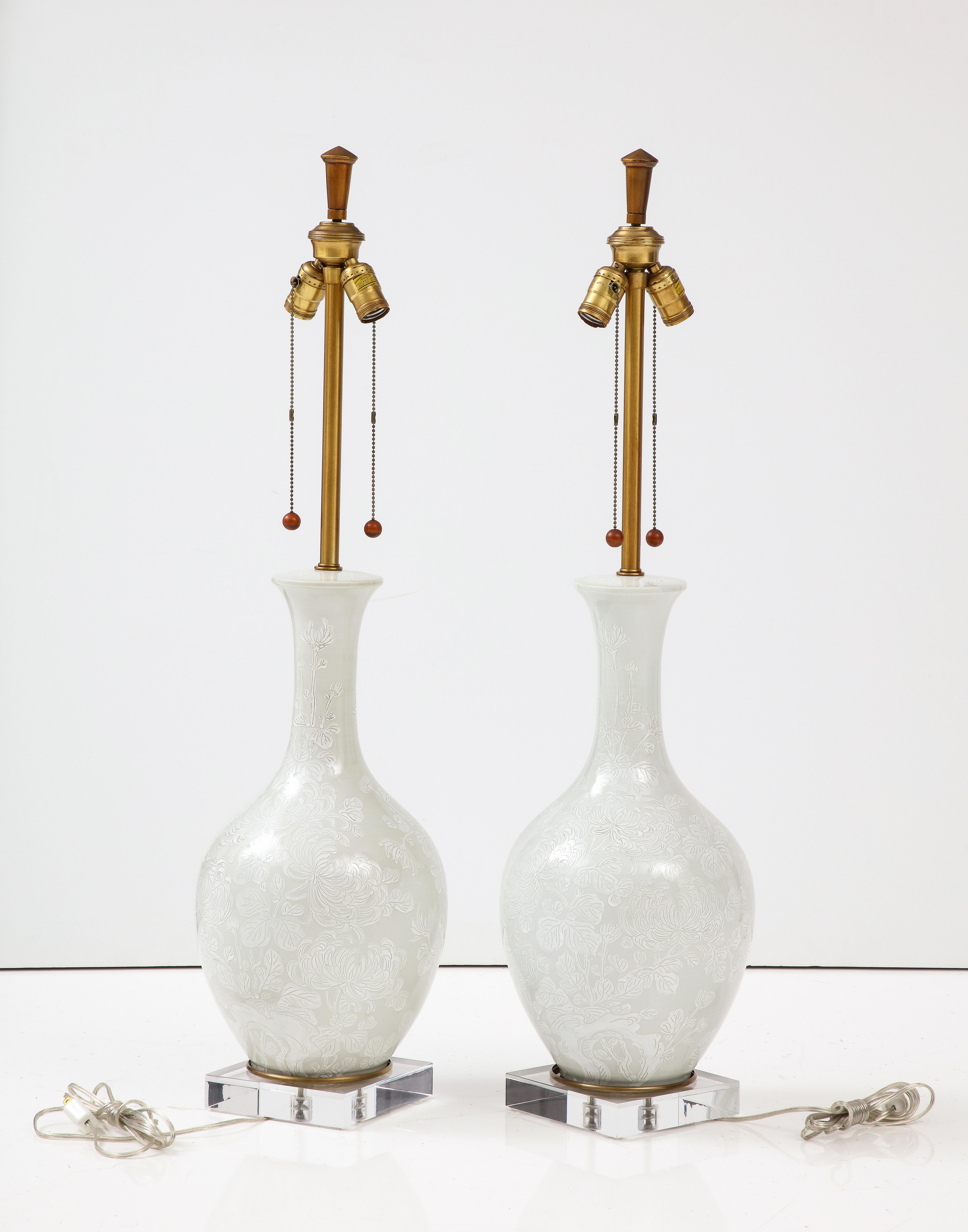 Laiton Marbro lampes en porcelaine de chrysanthèmes blanches et beiges en vente