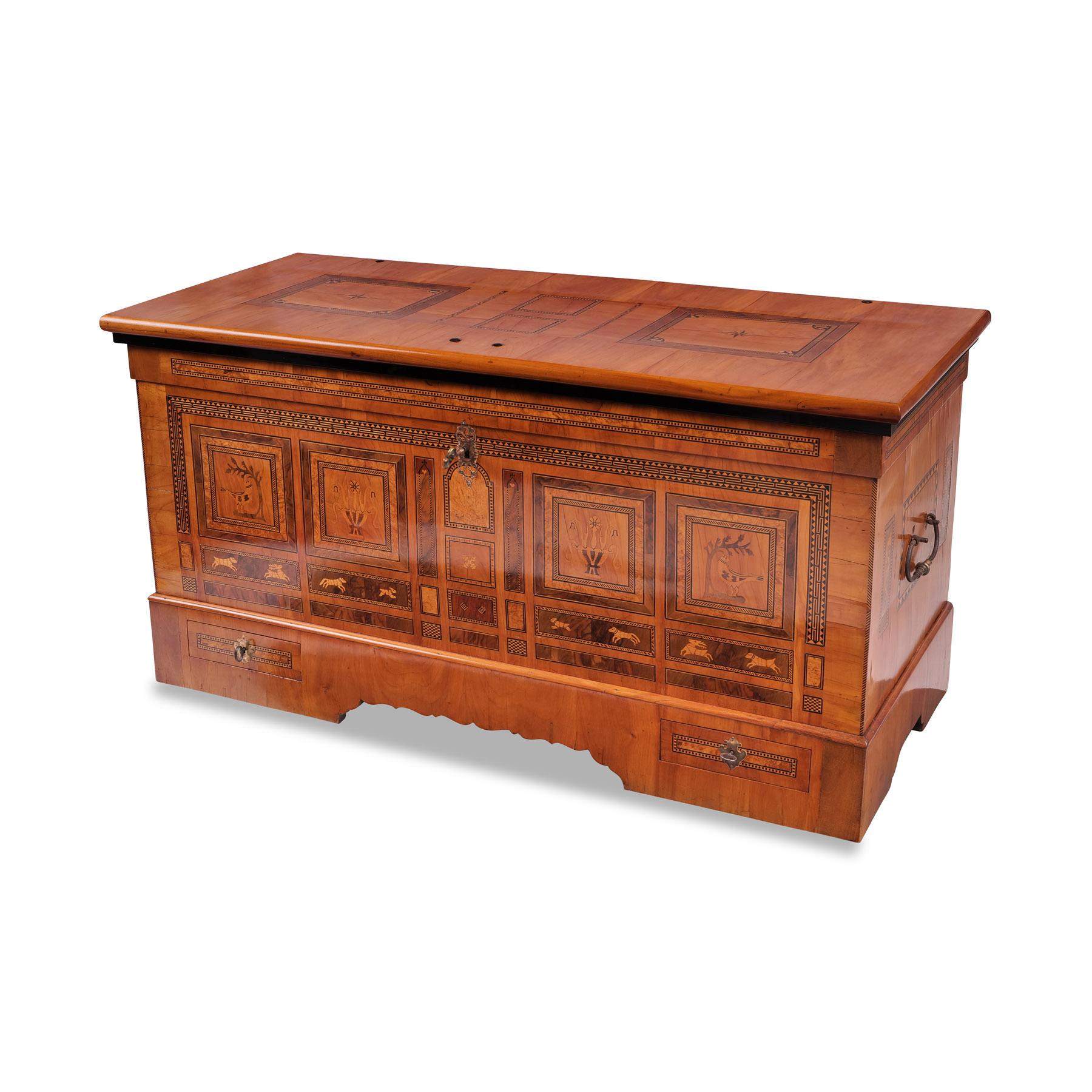 Marburg finch chest
Biedermeier around 1800/10, cherry wood and other precious woods richly veneered and marquetry on an oak body, hunting motif, 2 small drawers in the base area, original lock and fittings, handles on the sides, restored condition,