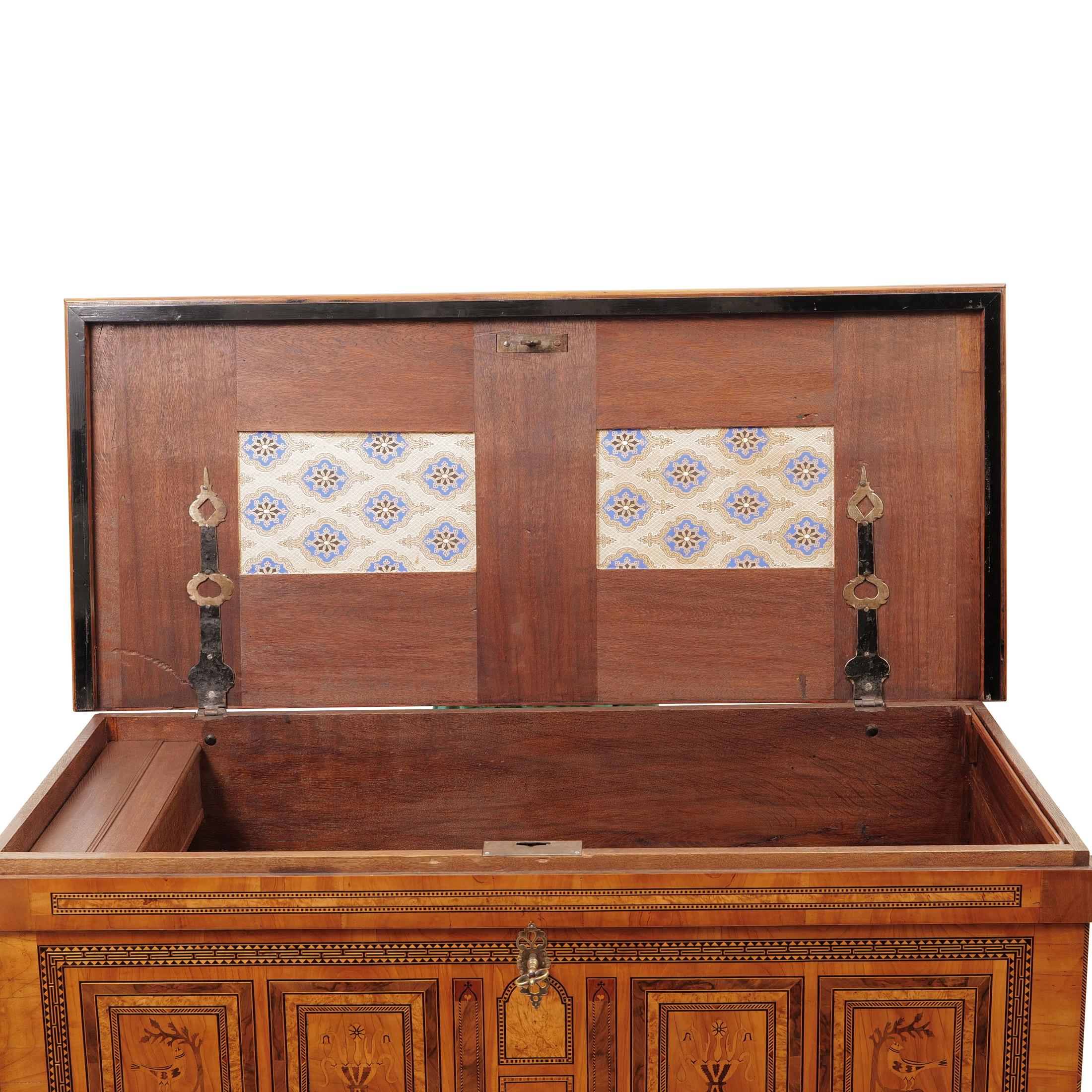 Marquetry Marburg finch chest Biedermeier around 1800-10 Cherrywood bridal chest For Sale