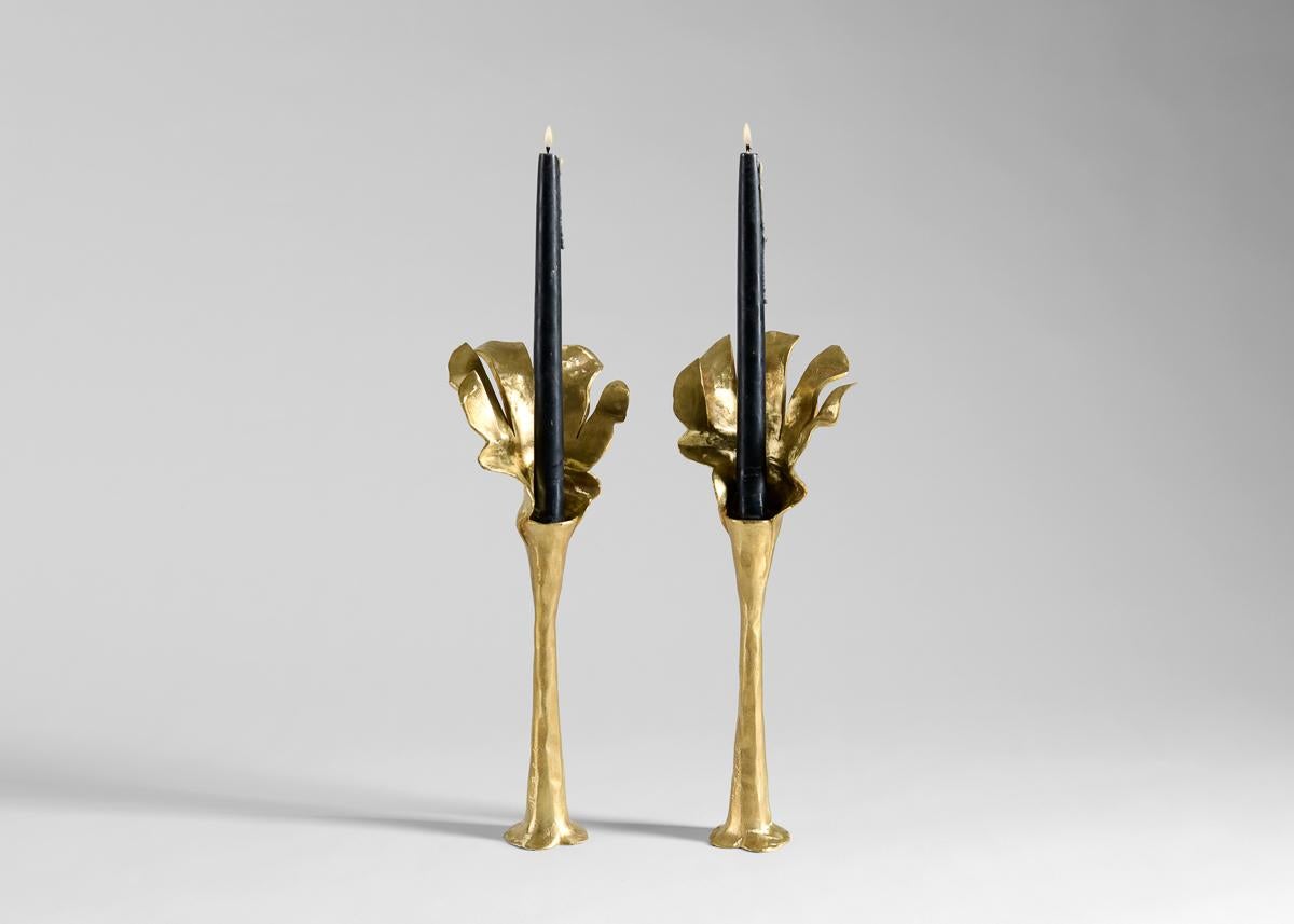 Ein Paar bronzener Kerzenständer mit der spielerischen Andeutung von Flammen an den Stellen, an denen die Kerzen aufgestellt werden.

Gestempelt: MB
Eingeschrieben: M Bankowsky

Marc Bankowsky ist seit über 20 Jahren als Designer und Dekorateur