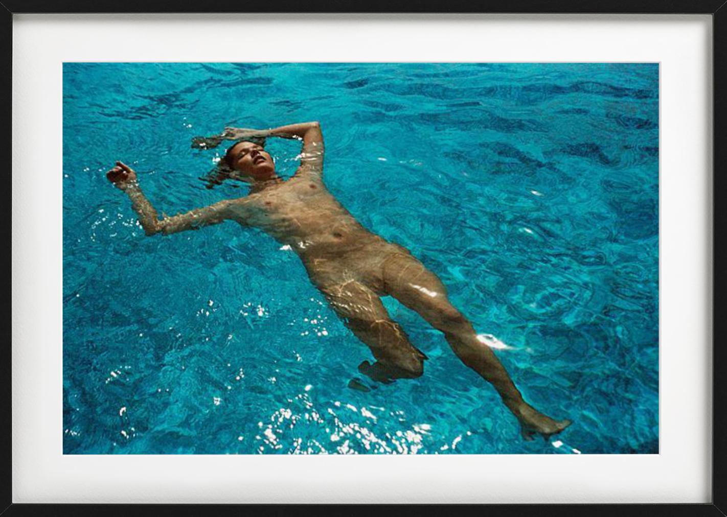 Swimming Pool - Akt schwebt im Wasser, Kunstfotografie, 2005 im Angebot 1