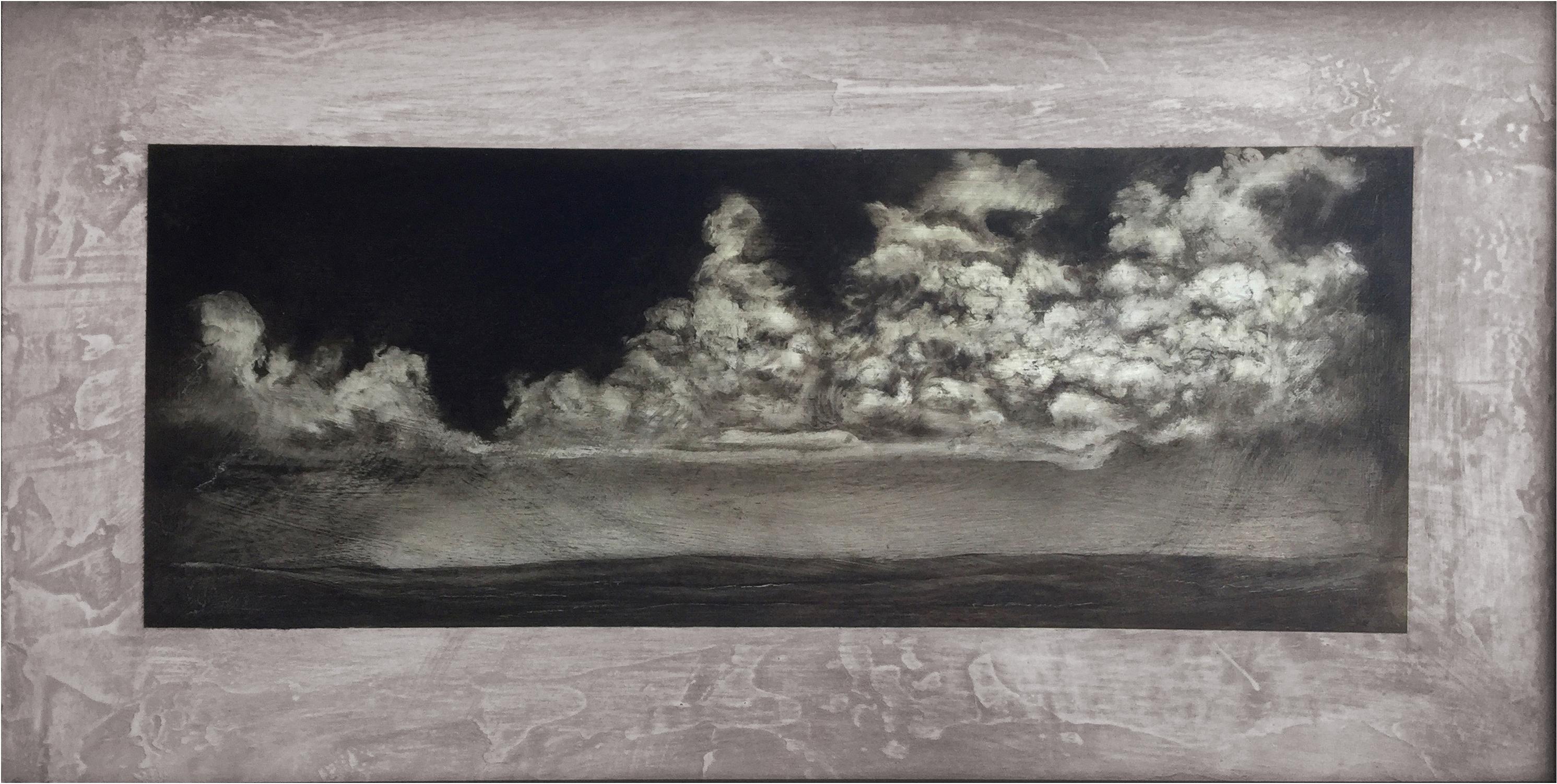 Cette peinture horizontale de Marc Barker, de 12 x 24 pouces, capture des cumulus flottants dans une palette monochromatique. Les nuages, peints de manière experte, forment une ligne au-dessus de l'horizon d'un paysage aride et sombre. De la série