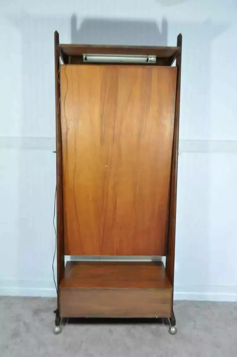 Marc Berge Grosfeld House Mid Century Danish Modern Walnut Full Length Mirror (miroir pleine longueur en noyer) en vente 3