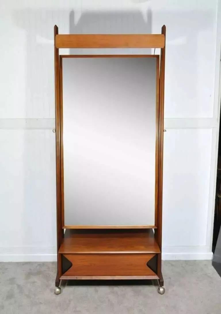 Marc Berge pour Grosfeld House Cadre en noyer Miroir coiffant éclairé de style danois moderne du milieu du siècle. Cet article est doté d'un éclairage au plafond, d'une forme à bords fins, de harpes effilées et sculptées en bois massif, d'un tiroir