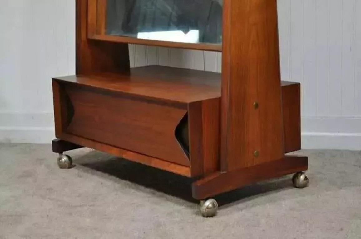 Mid-Century Modern Marc Berge Grosfeld House Mid Century Danish Modern Walnut Full Length Mirror (miroir pleine longueur en noyer) en vente