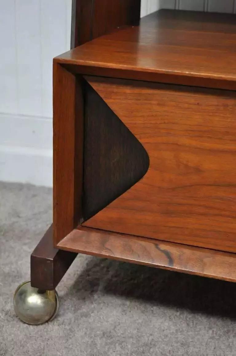 20ième siècle Marc Berge Grosfeld House Mid Century Danish Modern Walnut Full Length Mirror (miroir pleine longueur en noyer) en vente