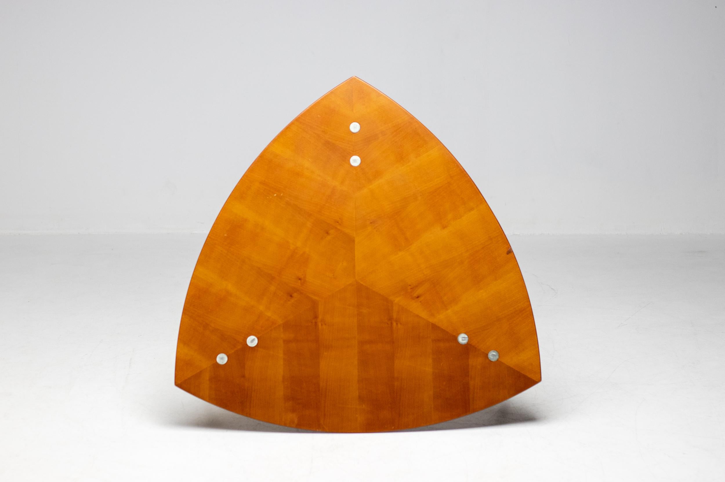 Dieser elegante Couchtisch stammt aus einer italienischen Villa, die mit zahlreichen Designerstücken aus den 1960er und 1970er Jahren ausgestattet war. Vor allem viele Werke von Tobia Scarpa und Fontana Arte.
Der Tisch wurde 1990 von Marc Berthier