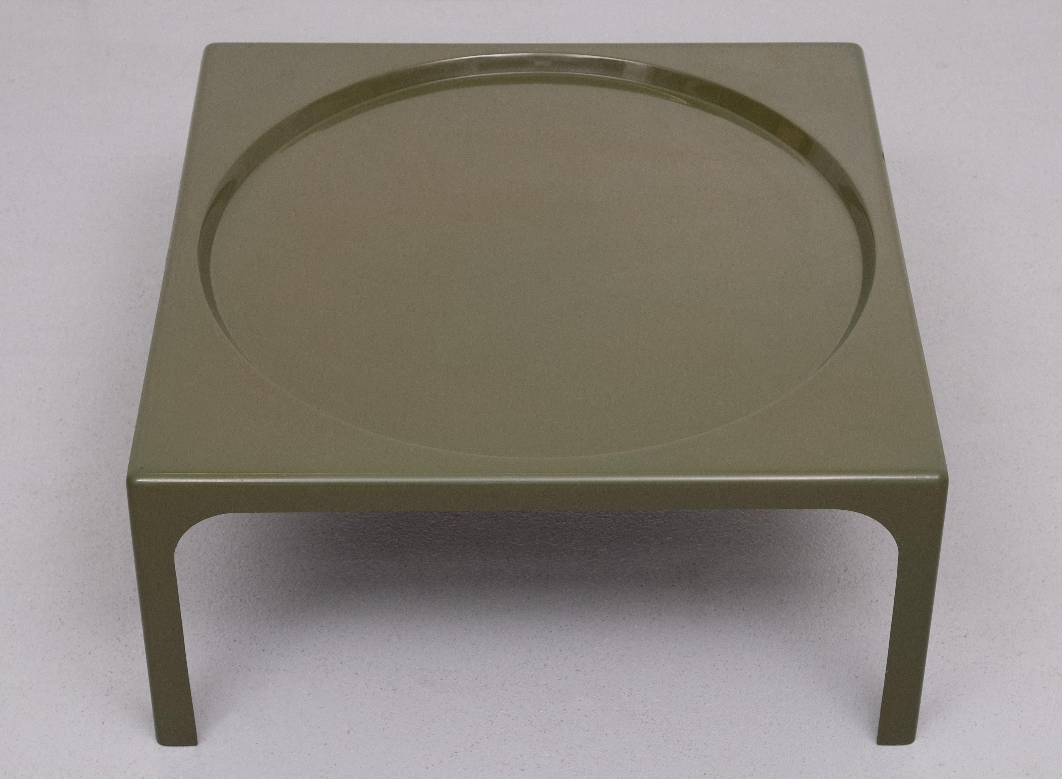 Très belle table basse en fibre de verre de couleur vert olive.
Design/One fabriqué par Prisunic  France 1970 . 
Usure normale . quelques pertes de peinture sur un côté . ''voir photos'' 