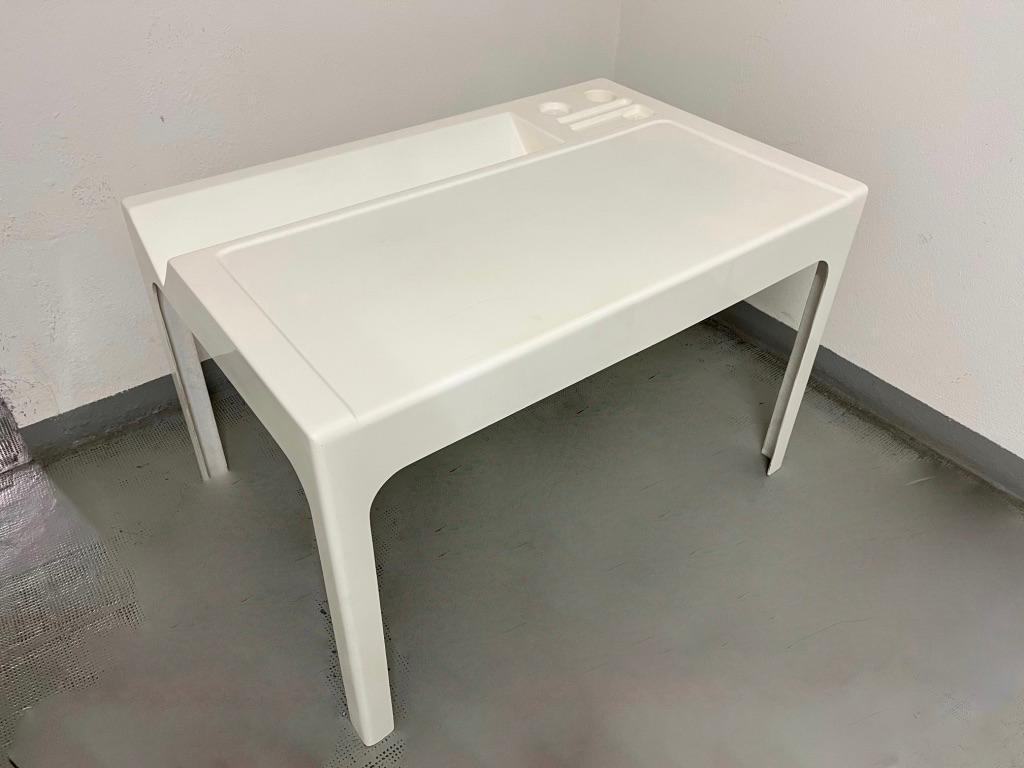 Marc Berthier Fiberglass Desk Ozoo, France ca. 1960s by D.A.N. In Good Condition For Sale In Geneva, CH