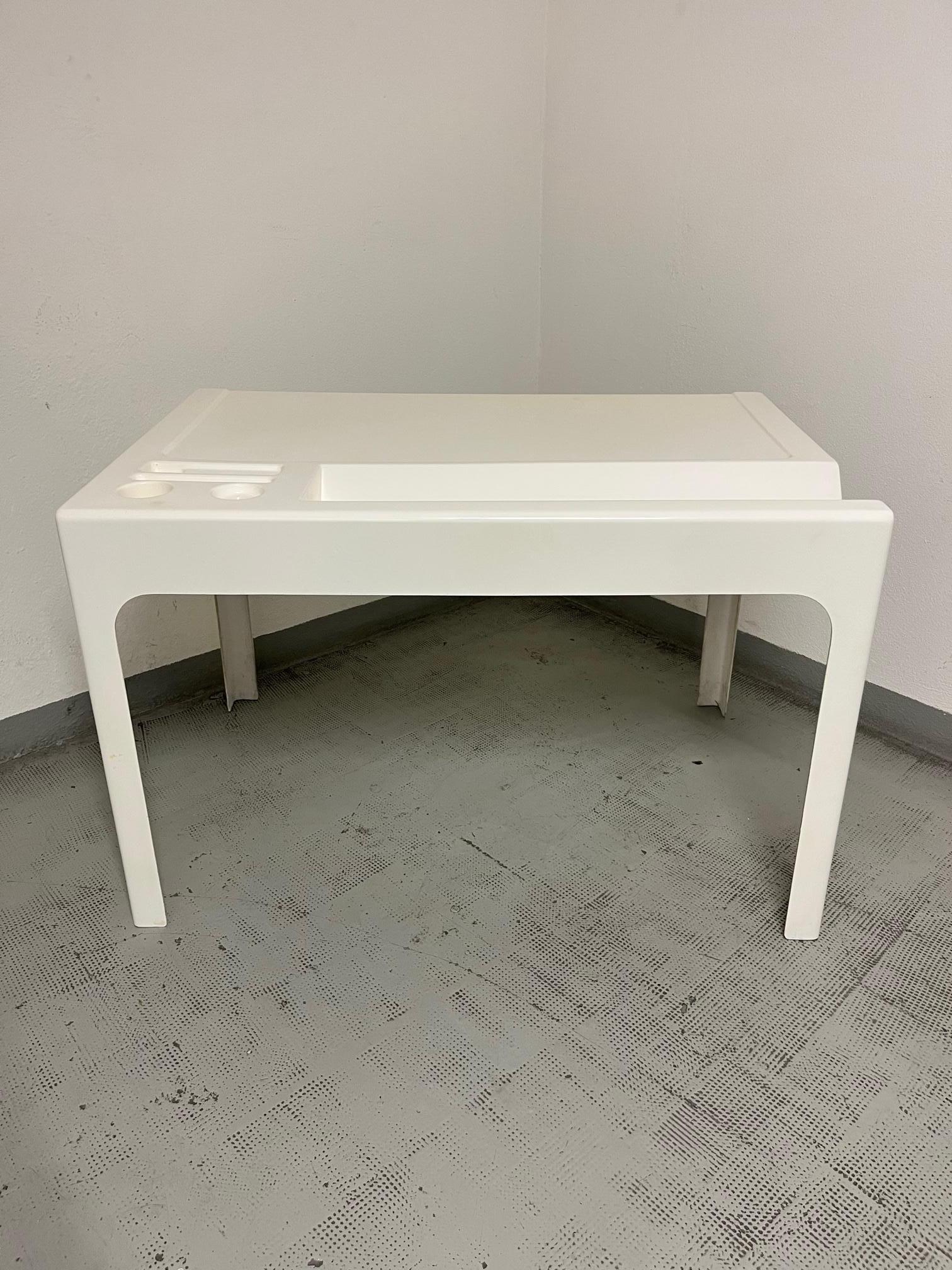 Marc Berthier Fiberglass Desk Ozoo, France ca. 1960s by D.A.N. For Sale 3