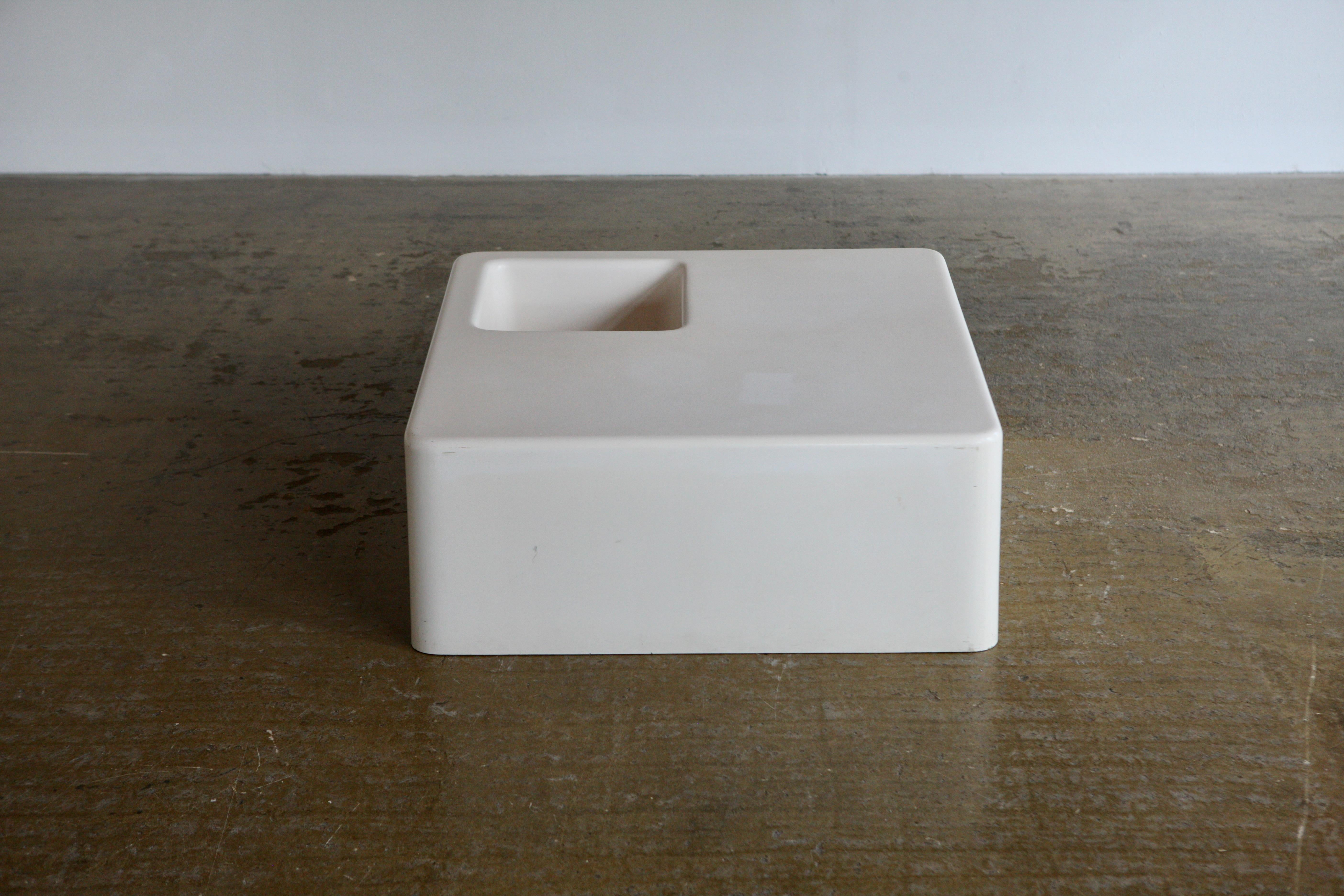 Marc Berthier's Fiberglass Coffee Table for Ozoo, 1968 In Good Condition For Sale In London, GB