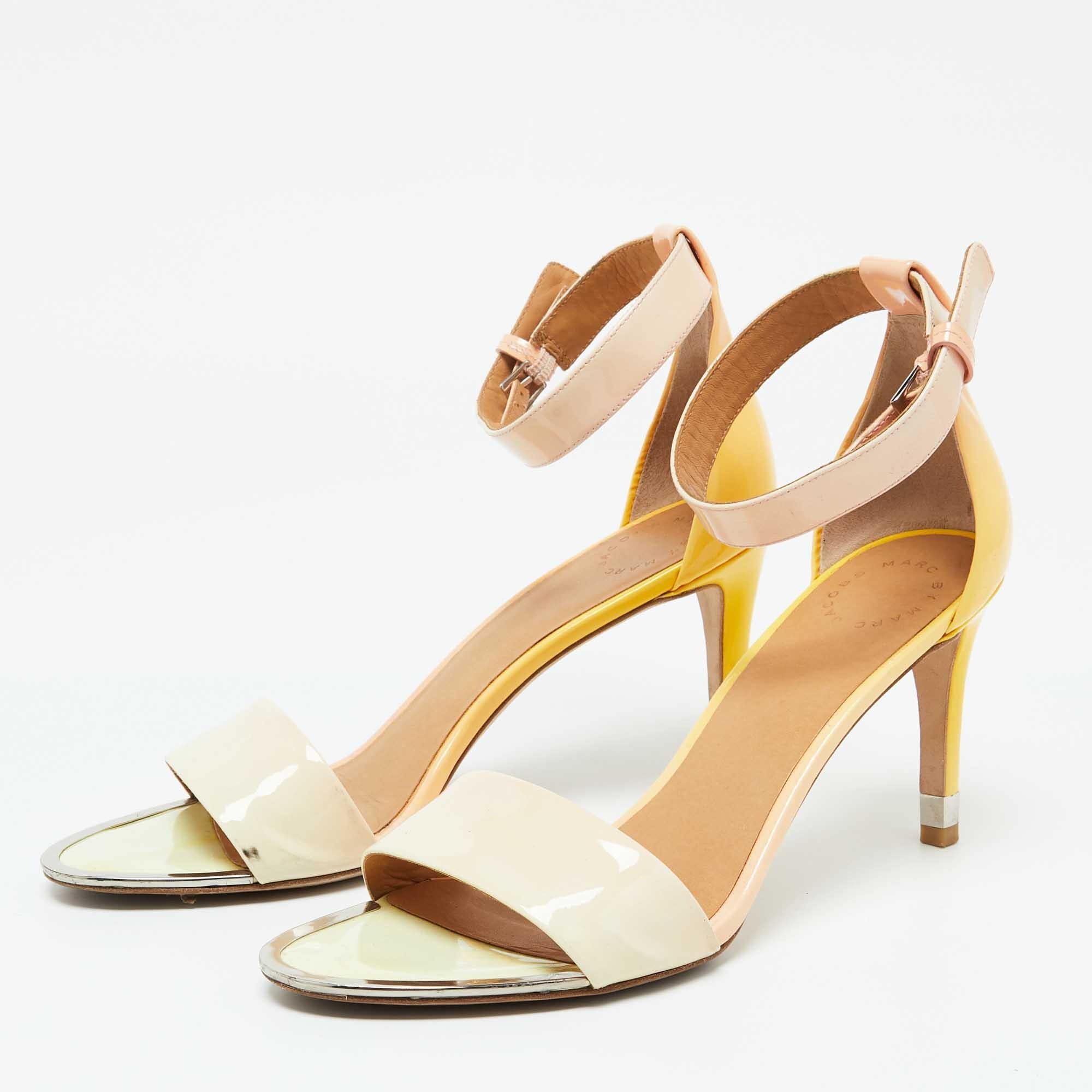 Questi sandali incorniceranno i tuoi piedi in modo elegante. Realizzato con materiali di qualità  hanno un design elegante e solette confortevoli.