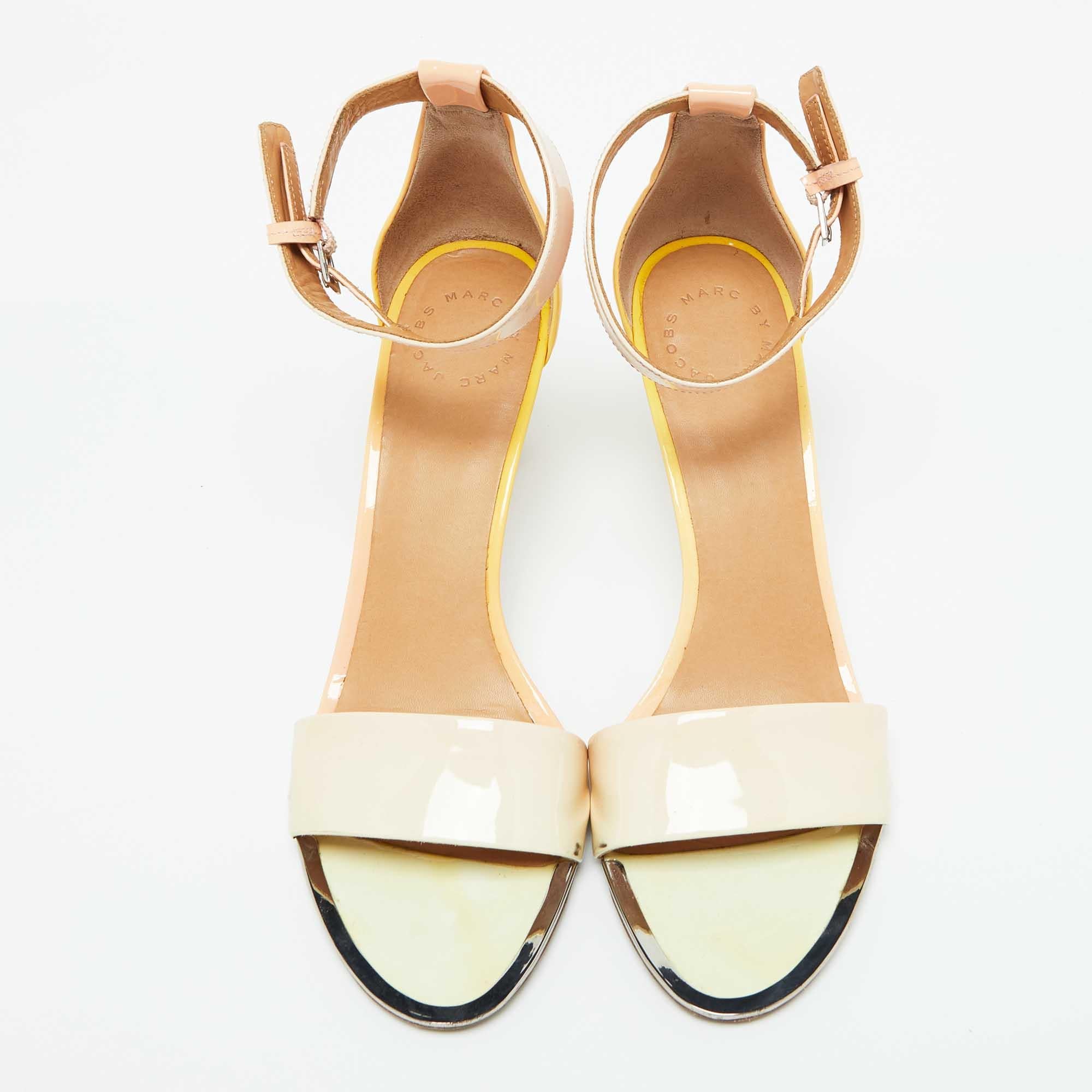 Beige Marc by Marc jacobs Sandali con cinturino alla caviglia in pelle verniciata beige/gialla taglia 40 in vendita