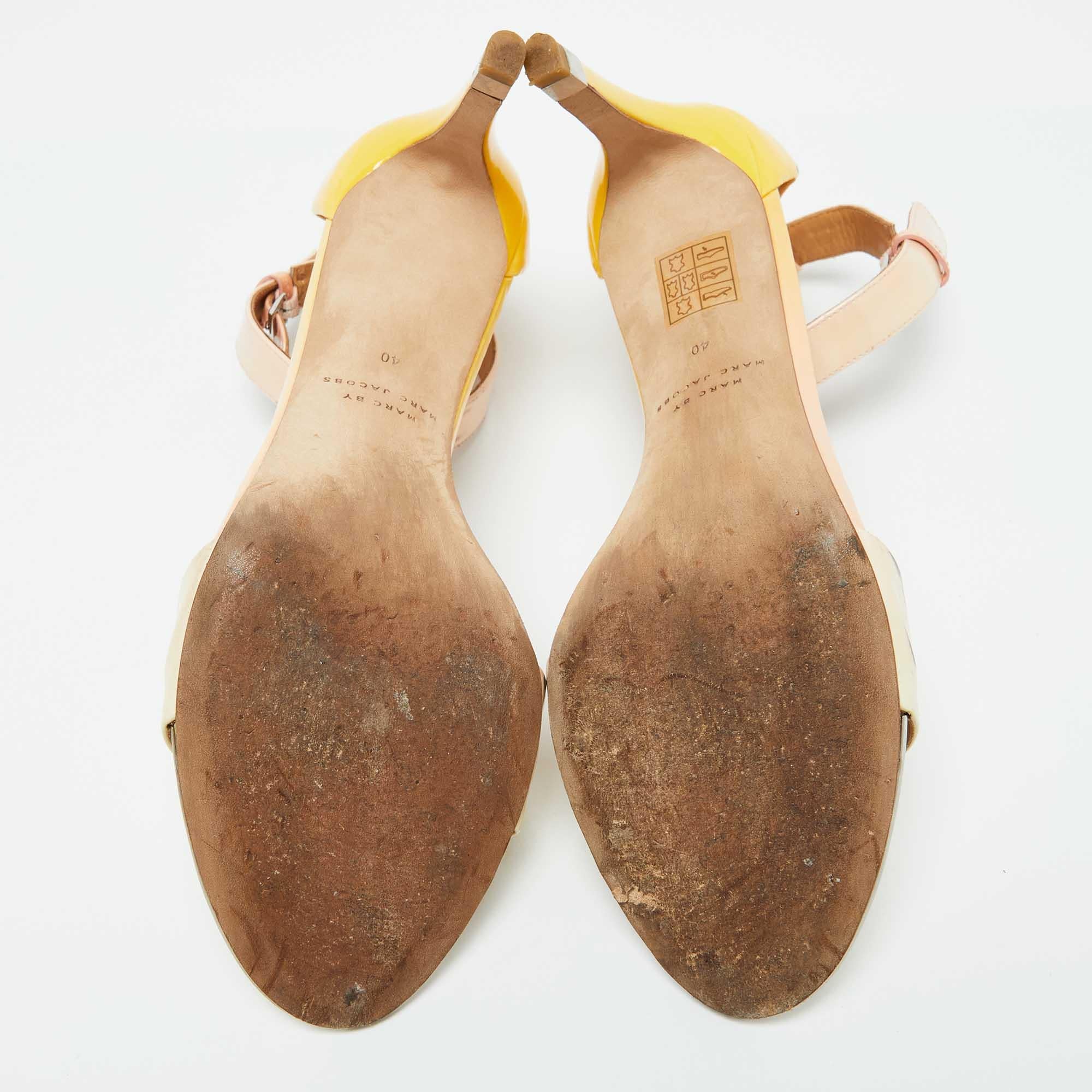 Marc by Marc jacobs Sandali con cinturino alla caviglia in pelle verniciata beige/gialla taglia 40 in vendita 1
