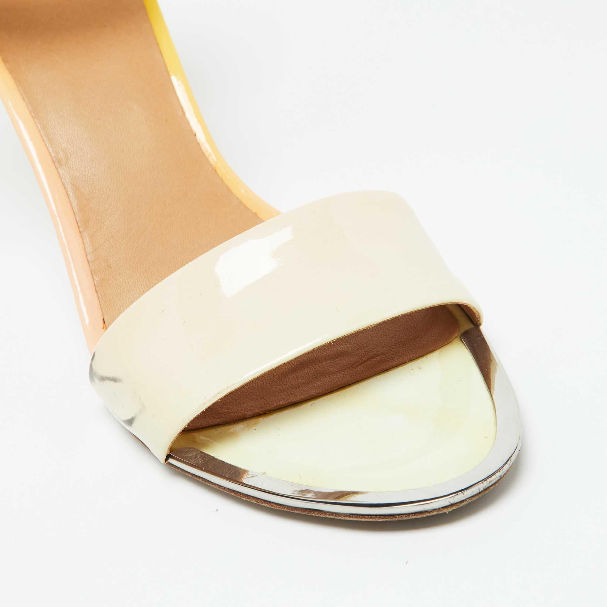 Marc by Marc jacobs Sandali con cinturino alla caviglia in pelle verniciata beige/gialla taglia 40 in vendita 2