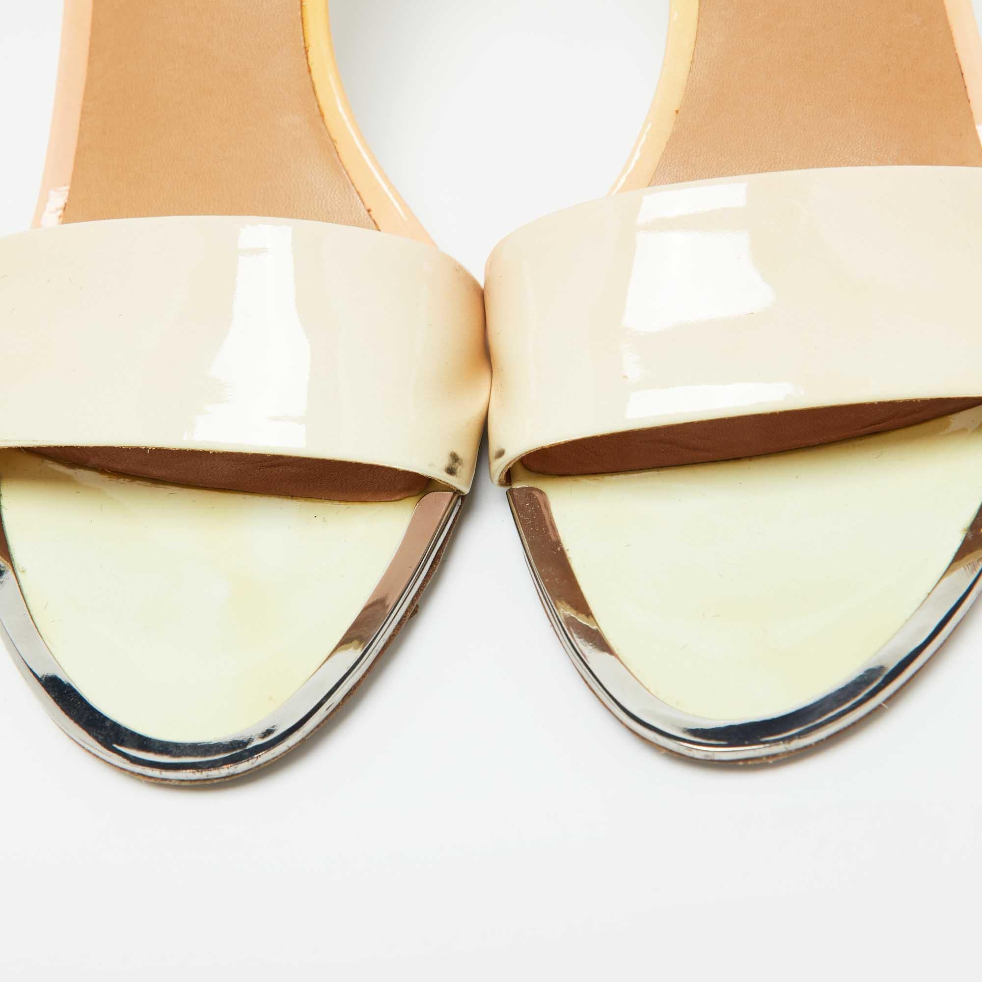 Marc by Marc jacobs Sandali con cinturino alla caviglia in pelle verniciata beige/gialla taglia 40 in vendita 3