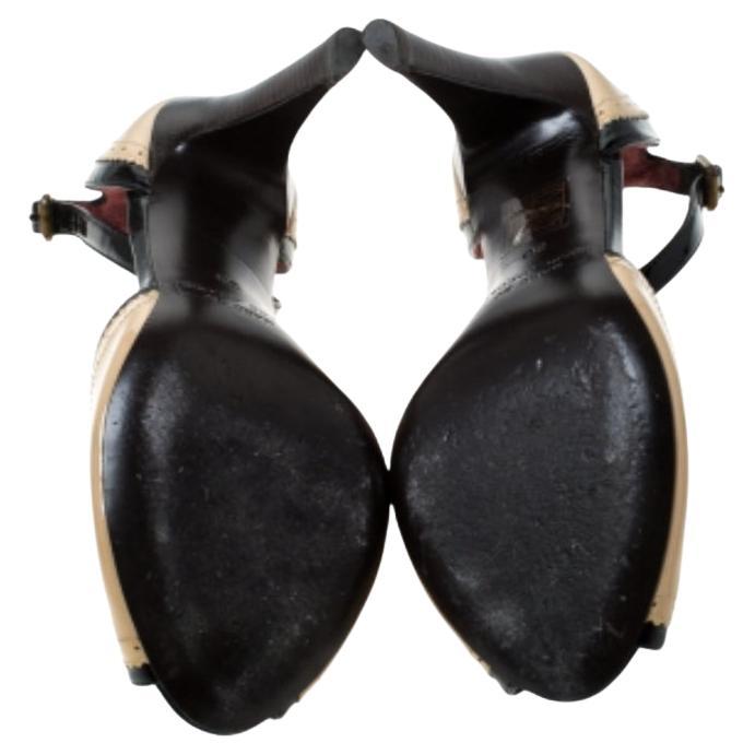 Questi sandali classici di Marc by marc jacobs diventeranno un punto fermo dell'armadio. Sono realizzate in pelle verniciata in stile open-toe e sono dotate di chiusura con cinturino alla caviglia e tacco di 10 cm.