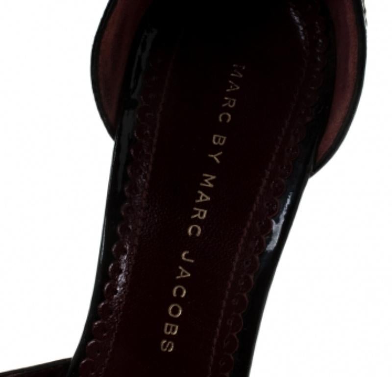 Donna Marc by Marc jacobs Sandali con cinturino alla caviglia in pelle verniciata nero/beige misura 36 in vendita