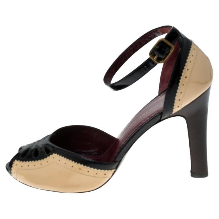 Marc by Marc jacobs Sandali con cinturino alla caviglia in pelle verniciata nero/beige misura 36 in vendita