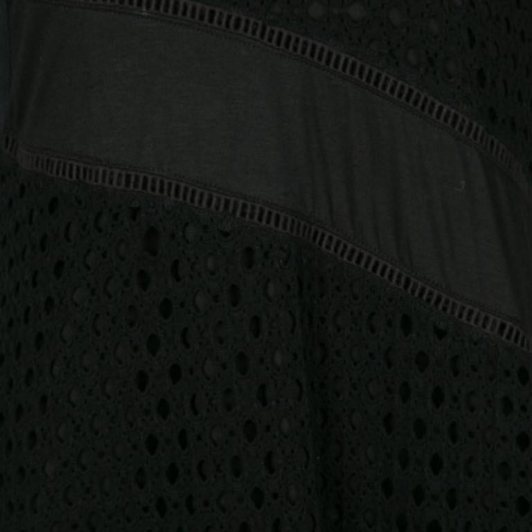 Vous allez certainement adorer enfiler cette robe car elle est bien conçue pour s'adapter à l'humeur de la saison. Cette robe noire est signée Marc By Marc Jacobs et présente un style sans manches avec des œillets sur tout le corps et un ourlet