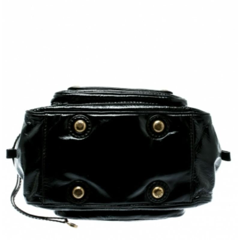 Marc by Marc Jacobs Schwarze Schultertasche aus laminiertem Leder mit Reißverschlusstaschen im Angebot 6