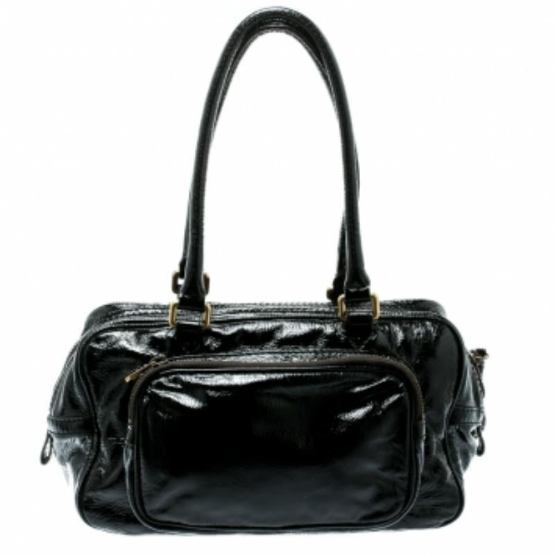 Marc by Marc Jacobs Schwarze Schultertasche aus laminiertem Leder mit Reißverschlusstaschen im Angebot 7