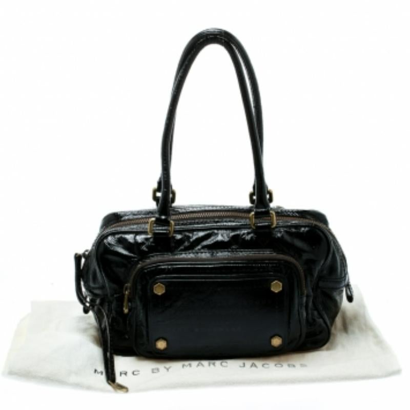 Marc by Marc Jacobs Schwarze Schultertasche aus laminiertem Leder mit Reißverschlusstaschen Damen im Angebot