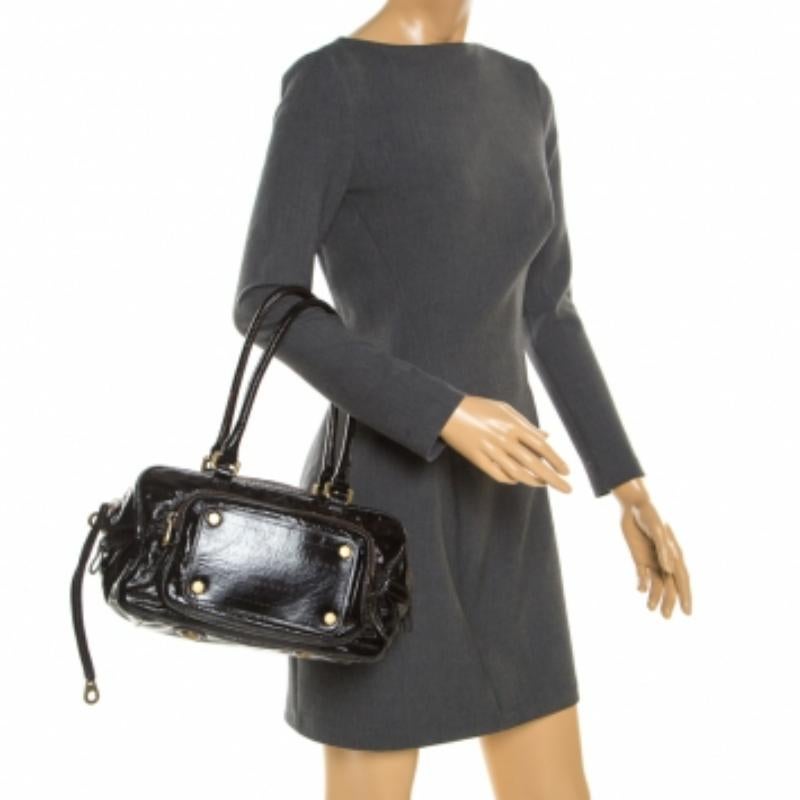 Marc by Marc Jacobs Schwarze Schultertasche aus laminiertem Leder mit Reißverschlusstaschen im Angebot 1
