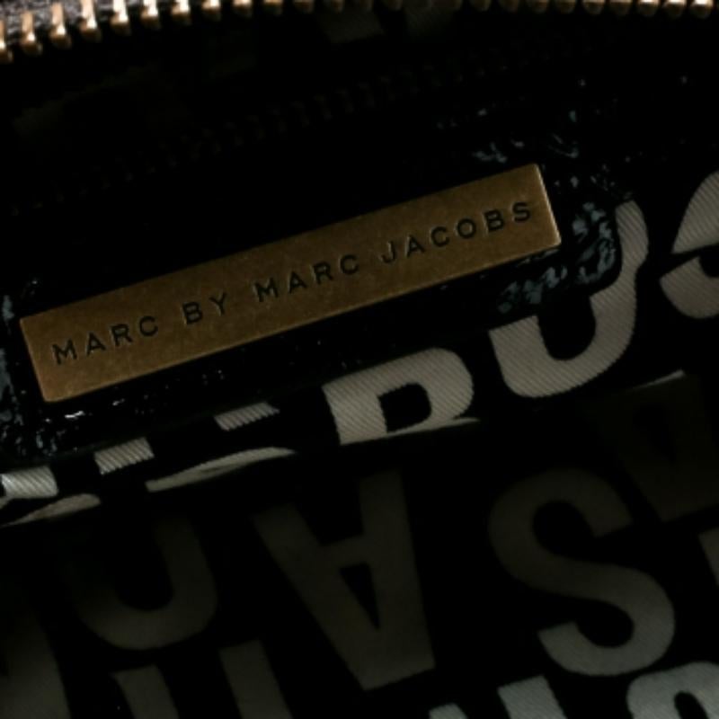 Marc by Marc Jacobs Schwarze Schultertasche aus laminiertem Leder mit Reißverschlusstaschen im Angebot 2