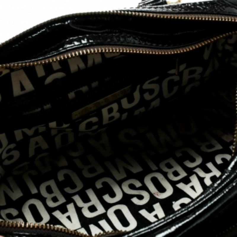 Marc by Marc Jacobs Schwarze Schultertasche aus laminiertem Leder mit Reißverschlusstaschen im Angebot 3