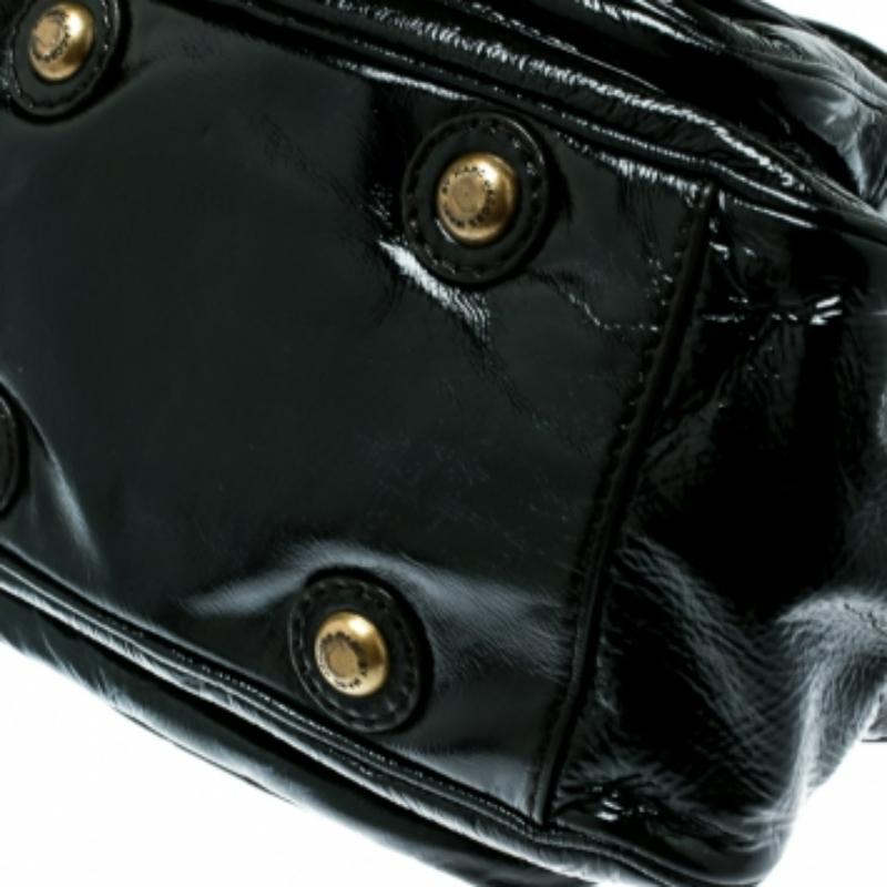 Marc by Marc Jacobs Schwarze Schultertasche aus laminiertem Leder mit Reißverschlusstaschen im Angebot 4