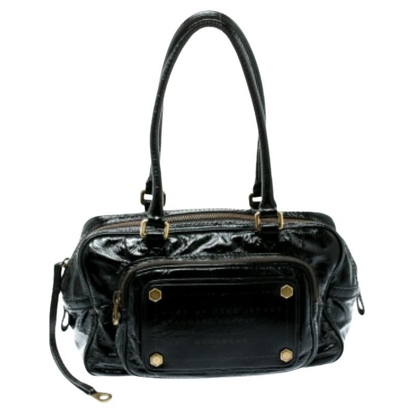 Marc by Marc Jacobs Schwarze Schultertasche aus laminiertem Leder mit Reißverschlusstaschen im Angebot