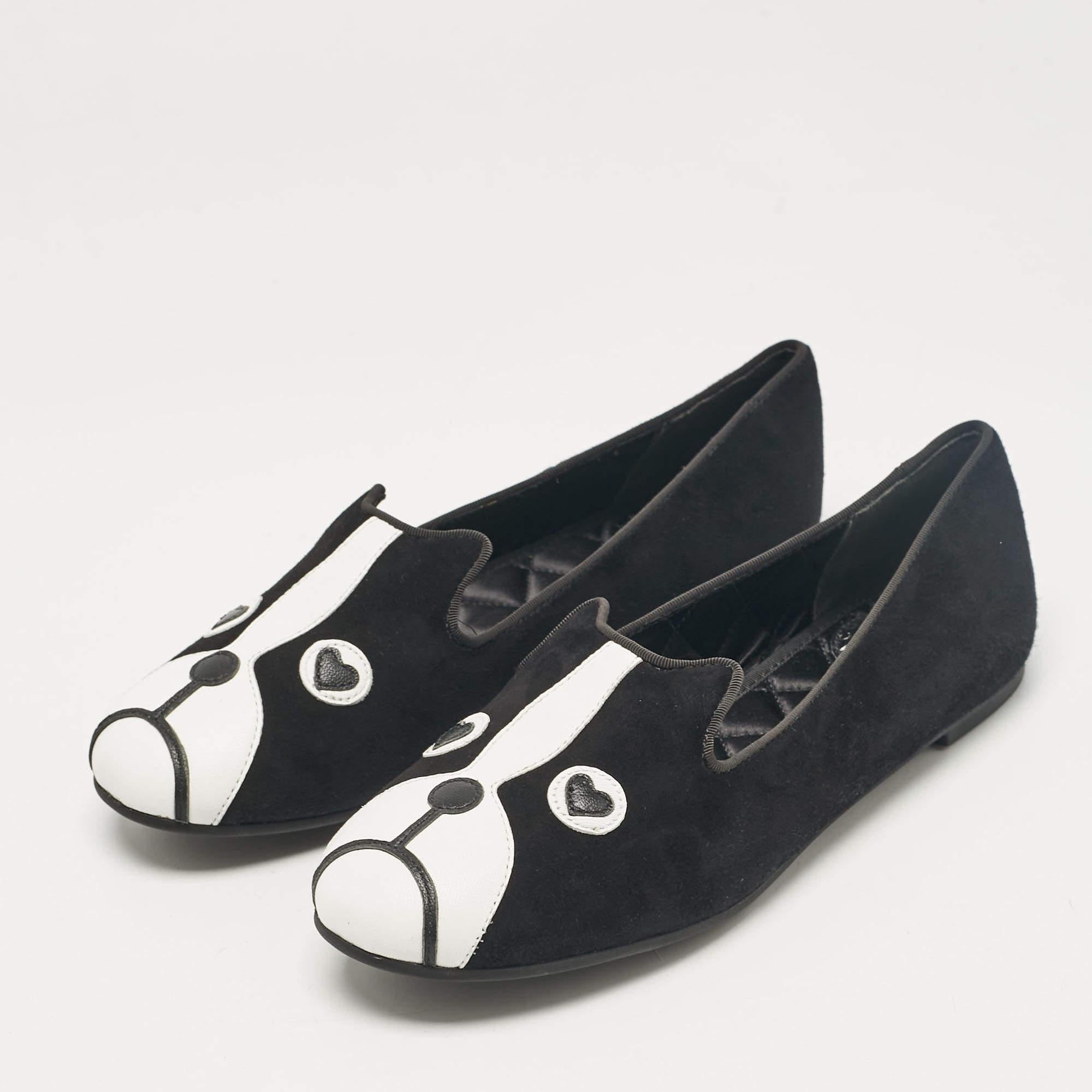 These well crafted designer flats have got you covered for all day plans. They come in a cute design and they look great on the feet.