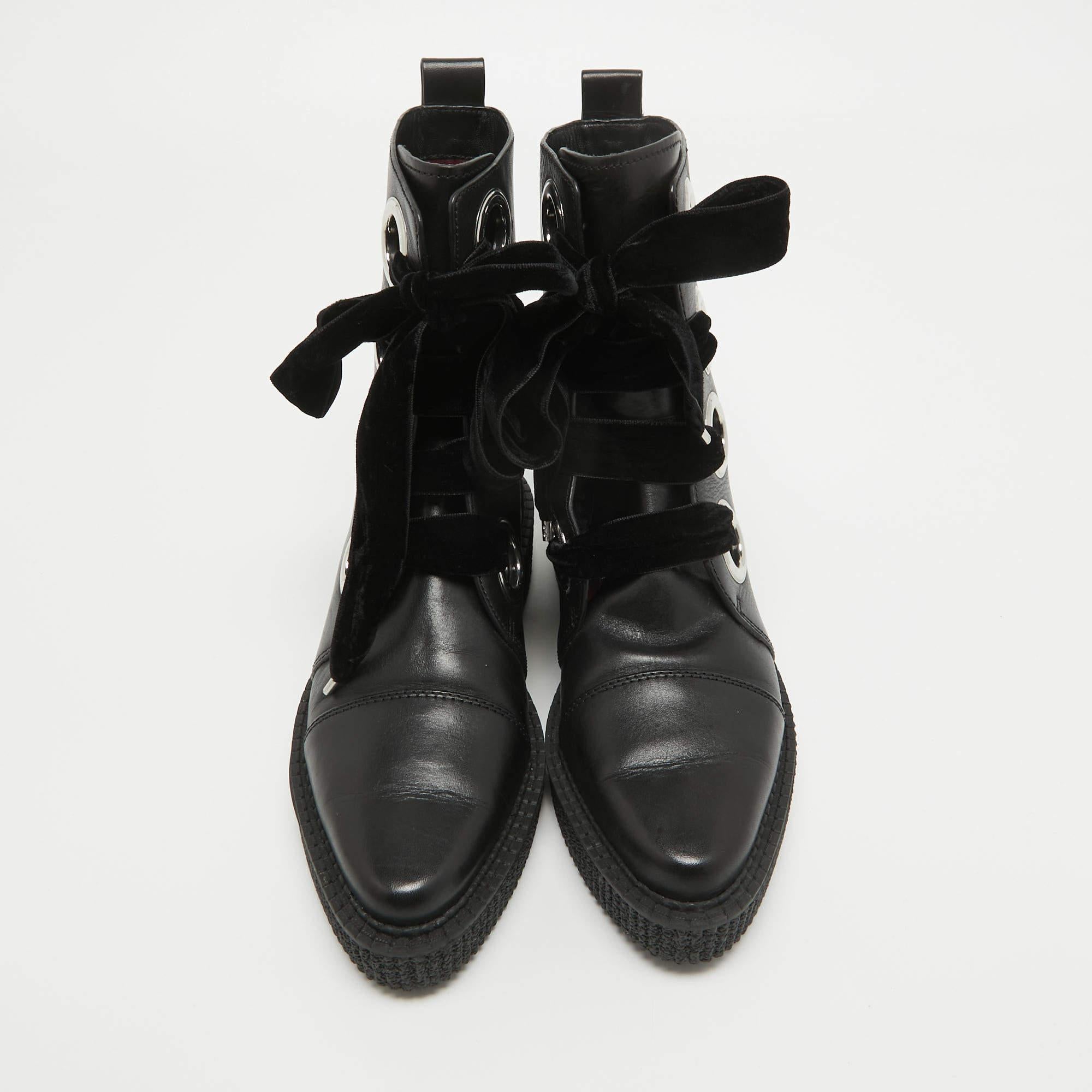 Marc by Marc Jacobs Black Leather Ankle Boots Size 37.5 In Excellent Condition For Sale In Dubai, Al Qouz 2