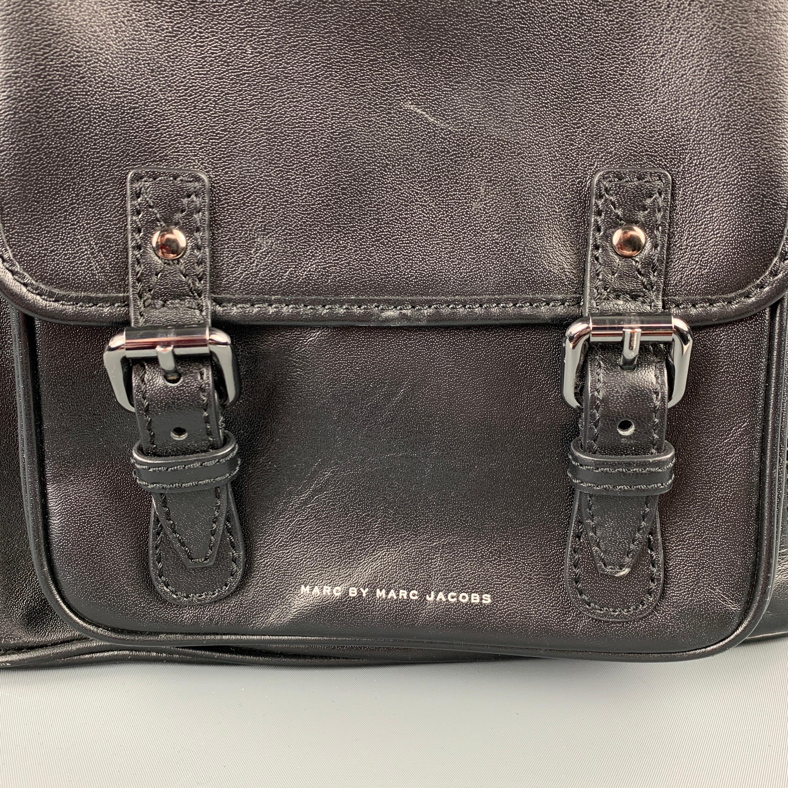 MARC by MARC JACOBS Rucksack aus schwarzem Leder mit Rückenriemen:: drei Außentaschen:: Innenfächern:: verstellbarem Riemen und Schnallenverschluss. 

Sehr guter gebrauchter Zustand. 

Abmessungen: 

Länge: 12 Zoll. 
Breite: 7 in. 
Höhe: 15 Zoll.