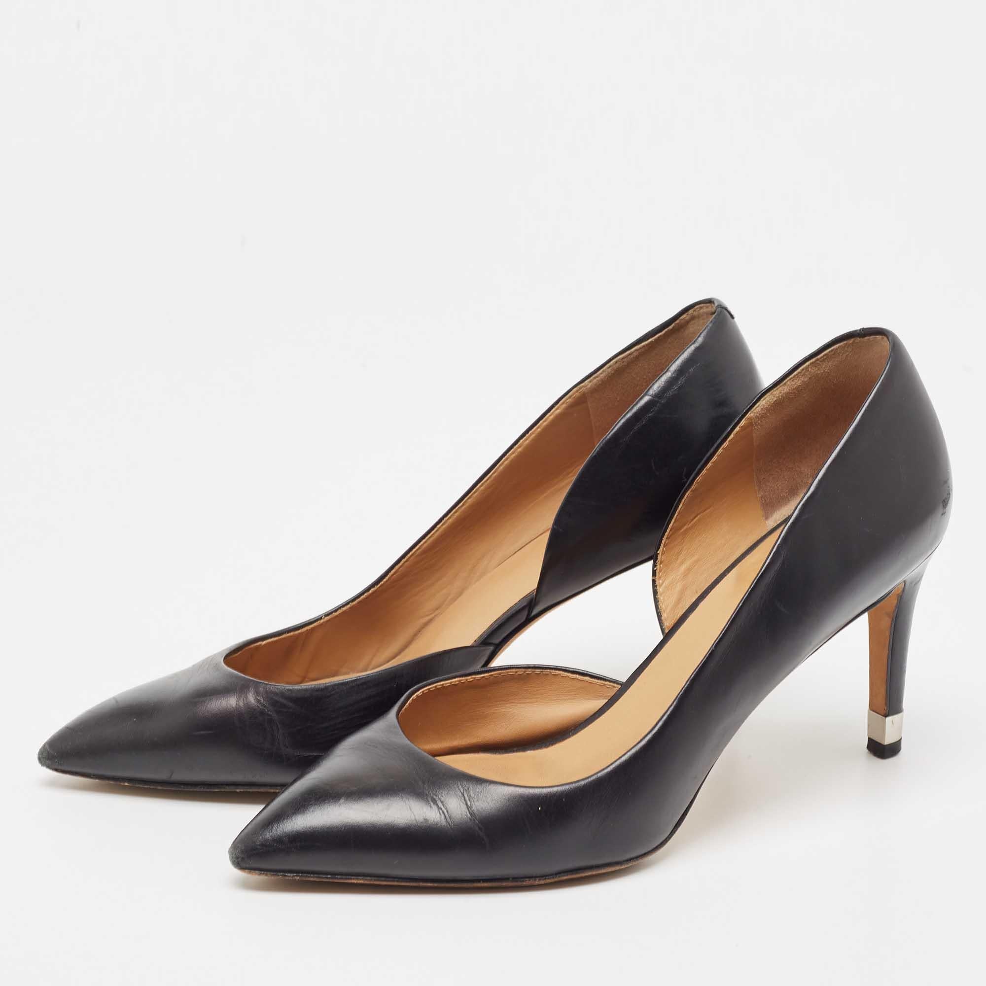 Exuding femininity and elegance these pumps feature a chic silhouette with an attractive design. You can wear these pumps for a stylish look.