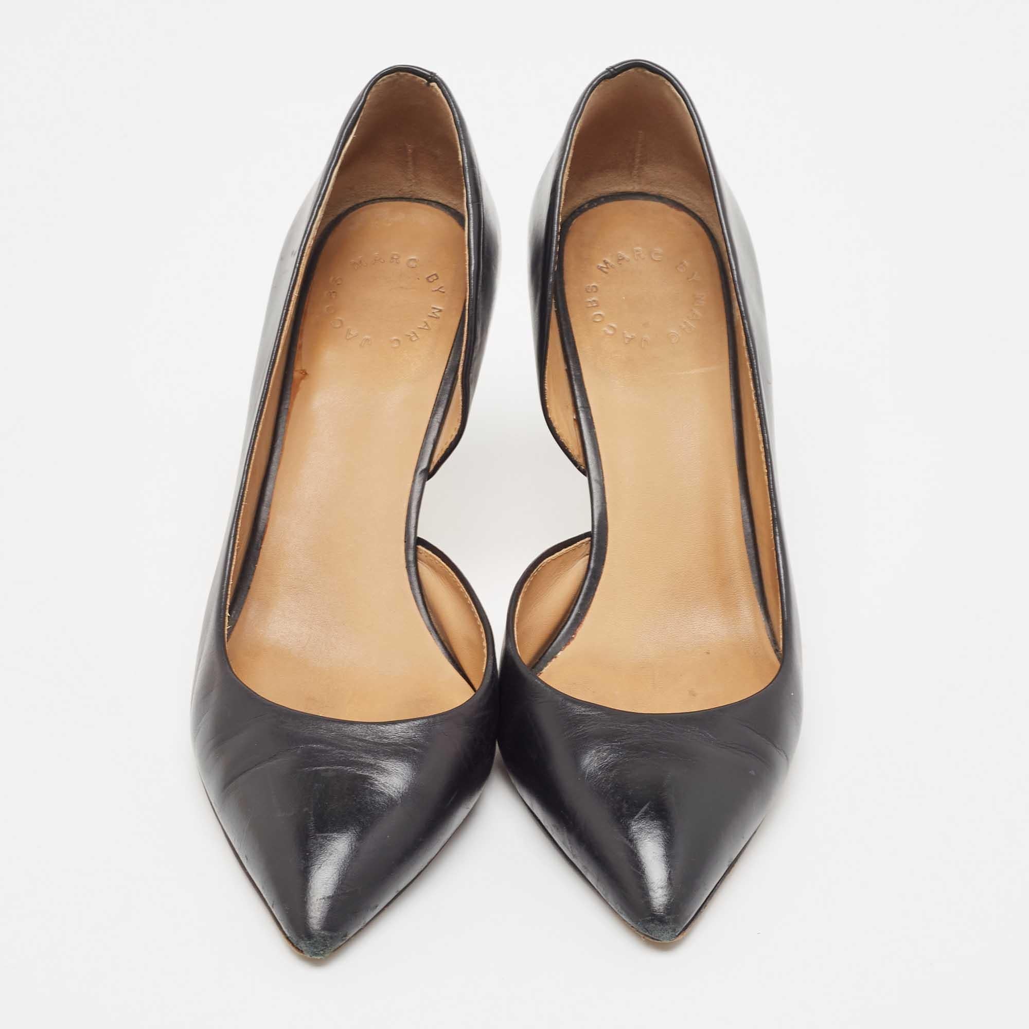 Marc by Marc Jacobs Black Leather D'orsay Pumps Size 38.5 In Fair Condition For Sale In Dubai, Al Qouz 2