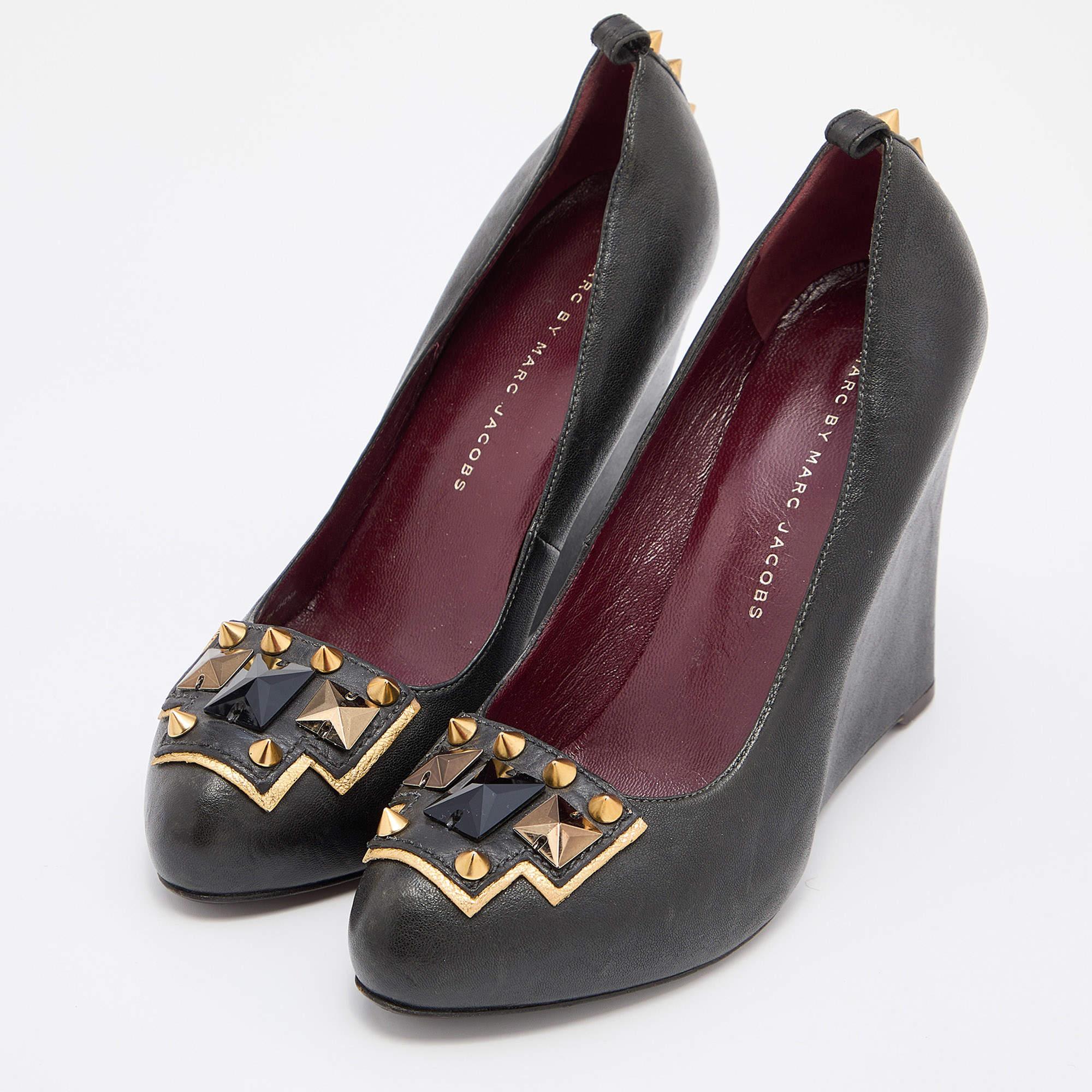Exhibit an elegant style with this pair of pumps. These elegant shoes are crafted from quality materials. They are set on durable soles and sleek heels.