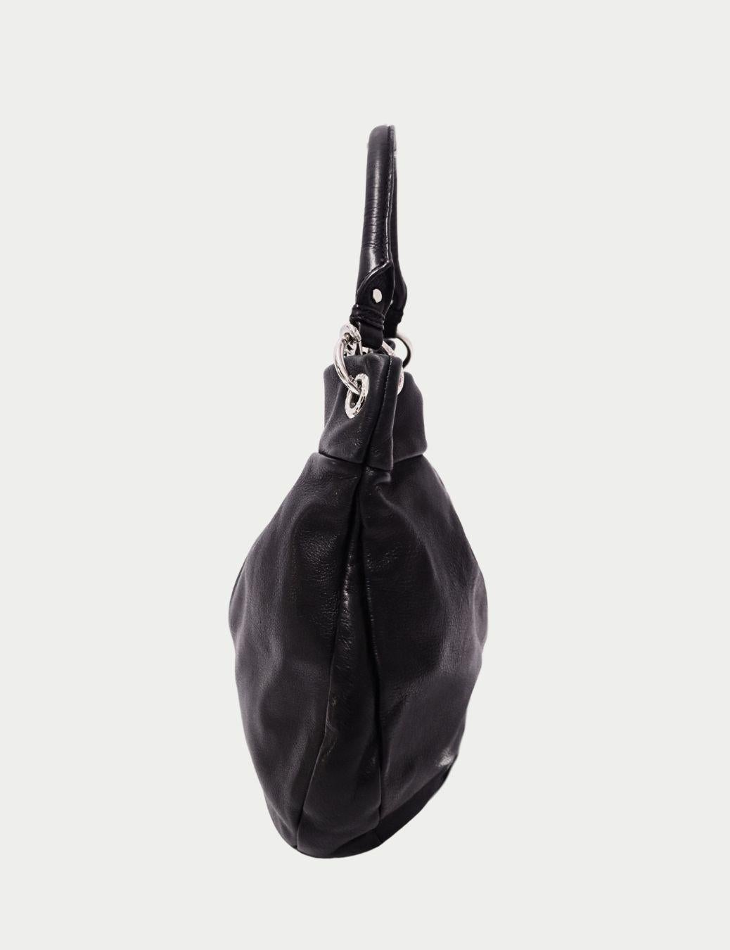 Noir Marc by Marc Jacobs Sac hobo en cuir noir avec plaque de logo argentée en vente