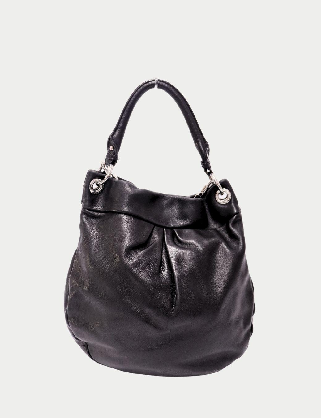 Marc by Marc Jacobs Sac hobo en cuir noir avec plaque de logo argentée Bon état - En vente à Amman, JO